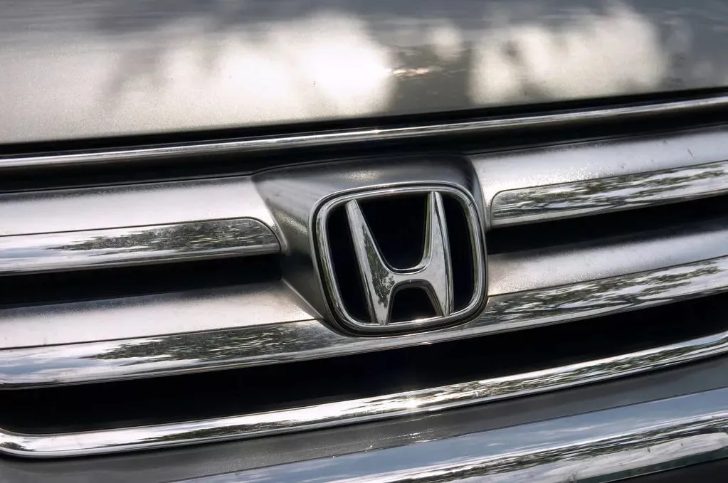 Японская Honda впервые за 70 лет своей истории получила чистый убыток Он по итогам финансового года с 31 марта 2025 го по 31 марта 2026 го составил около 2 7 млрд против прибыли 5 3 млрд в предшествовавшем году сообщает Рейтер Главным образом это произошло из за изменения политики властей США включая введение импортных тарифов и отмену налоговых льгот на покупку электромобилей а также сокращение объемов производства Подписаться на РИА Новости экономика