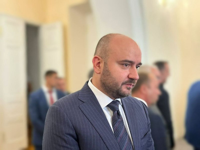 Вячеслав Федорищев набил татуировку с координатами Белого дома в Туле Экс председатель правительства Тульской области Вячеслав Федорищев ныне губернатор Самарской области удивил поклонников решив сделать татуировку с координатами здания тульского правительства На той же руке он разместил текст с клятвой губернатора Это координаты здания правительства Тульской области где я тоже жил прокомментировал он свое решение в интервью самарской журналистке Ксении Штефан Источник newstula ru fn 1719956 html Подпишись на Тула 1 Прислать новость задать вопрос