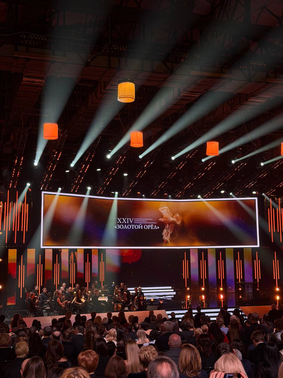 Буквально через считанные минуты начнется XXIV Церемония вручения премии Национальной Академии кинематографических искусств и наук Золотой орел по итогам 2025 года Фильмы которые прокатывала наша компания заявлены во всех ключевых номинациях Так награду за Лучшую мужскую роль могут получить Юра Борисов за фильм Пророк История Александра Пушкина или Сергей Безруков Никита Кологривый и Павел Табаков за Август А на звание Лучшего фильма претендуют сразу 4 выпущенных нами картины Август Батя 2 Дед Кракен и Пророк История Александра Пушкина Пишите за какие фильмы будете болеть вы