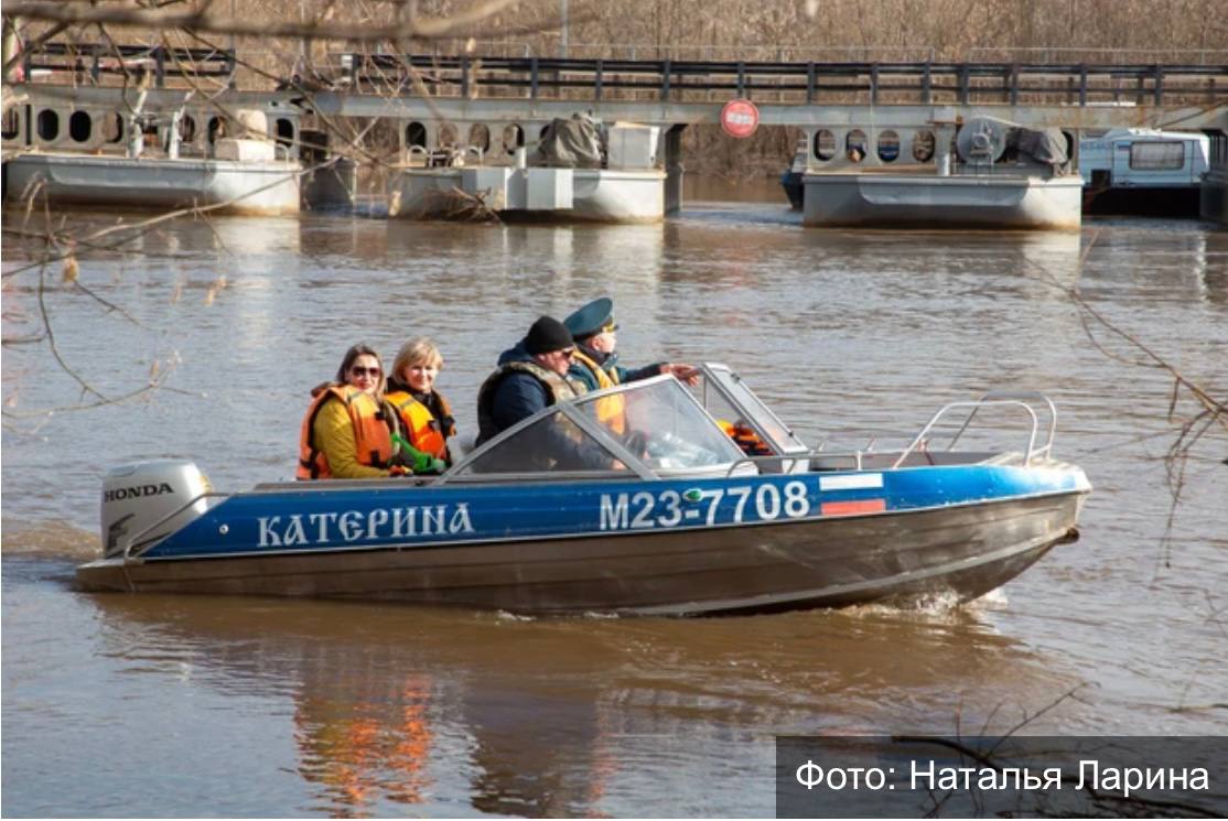 Большая вода 37 населенных пунктов Владимирской области могут быть отрезаны половодьем Показатели высоты снежного покрова и запаса воды в снеге значительно превышают средние многолетние значения что может сыграть ключевую роль в развитии интенсивного половодья на территории Владимирской области При наихудшем развитии сценария весеннего половодья в зону подтопления могут попасть 39 населенных пунктов 37 могут быть отрезаны   Вопросы жизнеобеспечения населения данных территорий решаются заблаговременно Созданы необходимые запасы продуктов и медикаментов подготовлены мостки для движения населения по затопленным территориям до граждан доводится информация о возможной эвакуации в случае ухудшения обстановки ведется обследование гидротехнических сооружений на реках выполняются распиловка и чернение льда