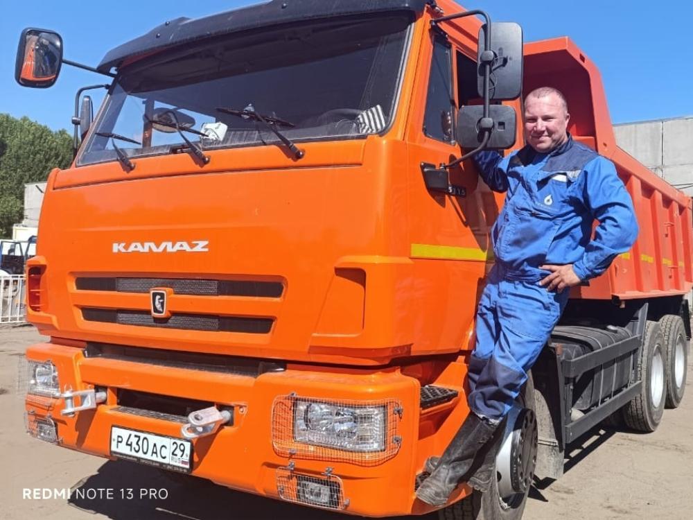 Автопарк «РВК-Архангельск» продолжает пополняться новой техникой В июле в парк специализированной техники предприятия поступил новый самосвал и передвижная ремонтная мастерская ПРМ на базе «Газон Некст». Самосвал уже готов к работе с аварийно-ремонтными бригадами, а ПРМ проходит регистрацию в ГИБДД. Главный инженер «РВК-Архангельск» Дмитрий Черкашин отметил, что ежегодное обновление спецтехники на предприятии повышает оперативность реагирования на аварийные ситуации. Сегодня автопарк «РВК-Архангельск» насчитывает 103 единицы специализированной техники — самосвалы, илососные и каналопромывочные машины, землеройная техника, передвижные ремонтные мастерские, трактора, погрузчики, водогрейные автомобили и водовозки, бортовые автомобили, автокран, мотопомпы, дизельные электростанции, горизонтально-направленную буровую установку, две автомобильные лаборатории. Фото: «РВК-Архангельск»