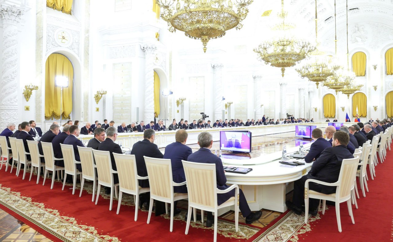 День знаний о Госсовете РФ Урок 1 25 фактов о Госсовете Часть 2 Госсовет РФ образован 1 сентября 2000 г в соответствии с Указом Президента РФ Владимира Путина К 25 летию 25 коротких и интересных фактов о Госсовете Начало тут 12 Первое заседание обновленного Госсовета состоялось 22 ноября 2020 г в Александровском зале Большого Кремлевского дворца Тема О стратегии развития государства до 2010 г и о деятельности рабочих групп Госсовета 13 Цели задачи и функции Госсовета определены Федеральным законом от 08 12 2020 г 394 ФЗ О Государственном Совете РФ 14 Председатель Госсовета президент РФ Только он формирует совет и подписывает указы и поручения 15 По результатам заседаний Госсовета президент дает поручения правительству Банку России главам комиссий Госсовета и др 16 Секретарь Госсовета координирует деятельность Госсовета организует подготовку материалов к заседаниям и проектов решений подписывает протоколы заседаний и исполняет иные поручения председателя Госсовета 17 Секретари Госсовета РФ 1 сентября 2000 30 июня 2012 гг Александр Абрамов тогда замглавы администрации президента РФ помощник президента РФ 3 сентября 2012 29 мая 2024 г Игорь Левитин тогда помощник президента РФ сейчас советник президента РФ и спецпредставитель президента РФ по международному сотрудничеству в сфере транспорта Кроме того вице премьер РФ полпред Президента в ДФО Юрий Трутнев с 22 мая 2012 г по 31 августа 2013 г занимал пост помощника президента РФ и в его обязанности входило курирование Госсовета 18 С 29 мая 2024 г указом президента секретарем Госсовета назначен помощник президента РФ Алексей Дюмин ранее глава Тульской области 19 Президиум Госсовета рассматривает план работы Госсовета повестку дня очередного заседания и материалы к нему анализирует реализацию плана работы и решений Cостав президиума подлежит ротации раз в полгода Сейчас в президиуме 26 человек Алексей Дюмин глава правительства РФ Михаил Мишустин первый замруководителя администрации президента Сергей Кириенко замруководителя администрации президента Максим Орешкин начальник управления президента по вопросам формирования и деятельности Госсовета Владимир Симоненко 22 губернатора 20 В состав Госсовета входят главы правительства Совета Федерации Госдумы глава администрации президента полпреды президента РФ в федеральных округах главы регионов РФ руководители фракций в Госдуме а также иные лица занимавшие должности в органах госвласти и имеющие большой опыт государственной и общественной деятельности 21 При участии Госсовета РФ разрабатываются стратегически важные документы программы социально экономического развития России нацпроекты и др 22 В 2024 г глав комиссий Госсовета включили в проектные комитеты по разработке нацпроектов в качестве зампредов Причина решения пояснял Алексей Дюмин в том что реализовывать нацпроекты предстоит правительству совместно с регионами и прежде всего это работа на земле Поэтому слышать голос губернаторов их предложения и замечания необходимо на стадии формирования паспортов нацпроектов 23 Заседания комиссий проводятся не только в Москве но и в регионах выездные в т ч на полях форумов например ПМЭФ или Арктика регионы и по ВКС Когда проблемы которые обсуждаются в Госсовете пересекаются организуются и совместные заседания профильных комиссий Из недавнего в Москве прошло совместное заседание комиссий Кадры Молодежь и дети Семья Обсуждался проект Стратегии развития образования в РФ до 2036 г 24 Эксперты коммуникационного холдинга Минченко консалтинг в докладе к рейтингу политической устойчивости губернаторов Госсовет 2 0 подчеркивали Госсовет становится ключевой площадкой координации региональных усилий по реализации федеральных программ развития Этому способствует в частности назначение секретарем Госсовета А Дюмина 25 Всесторонне работу Госсовета РФ освещает единственный тг канал ГосСовет 2 0 Урок 1 часть 1 Урок 2 Урок 3 GosSovet