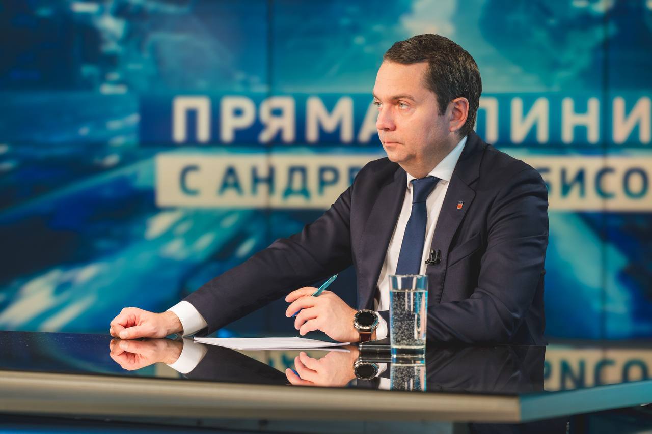 Правительство Мурманской области Андрей Чибис в Мурманской области компенсационные выплаты за аренду жилья медработникам нельзя ограничивать сроком Компенсация аренды жилья привлеченным медикам из других регионов будет выплачена задержки недопустимы отметил в рамках прямой линии Андрей Чибис Все команды даны Никаких сроков не должно быть это бред Мы это точно исправим в ближайшее время За задержки по выплатам все жесточайшим образом будут наказаны Проработаем вопрос чтобы компенсация предоставлялась именно тем у кого нет жилья в том месте где человек работает Это будет неизменно без ограничений по сроку Эти правила будут действовать постоянно сказал Андрей Чибис Напомним по поручению губернатора Андрея Чибиса в рамках стратегического плана На Севере жить в регионе компенсационные выплаты подробнее на канале Правительство Мурманской области