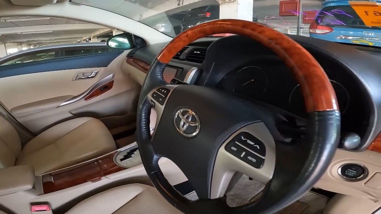 Минпромторг РФ примерно 80 процентов российских автовладельцев не пострадают от нового утиль сбора Это связано с тем что утиль сбор вступивший в силу с 1 декабря не распространяется на автомобили с двигателями мощностью до 160 лошадиных сил а именно они составляют большую долю текущего автопарка Об этом заявил глава Минпромторга Антон Алиханов Кроме того Антон Алиханов отметил что предыдущее повышение утиль сбора не вызвало резкого роста цен на машины Прогнозируется что в 2025 году продажи новых легковых авто в России достигнут 1 3 1 35 млн единиц при этом Минпромторг прорабатывает увеличение средств на льготное автокредитование В развитие автомобильной промышленности после ухода иностранных компаний планируется вложить более 350 млрд рублей из которых уже инвестировано почти 115 млрд В 2026 году будут перезапущены заводы в Шушарах и Нижнем Новгороде Максимально оперативные новости в национальном мессенджере MAX только в главном новостном канале ВГТРК Вести   max ru vesti Присоединяйтесь