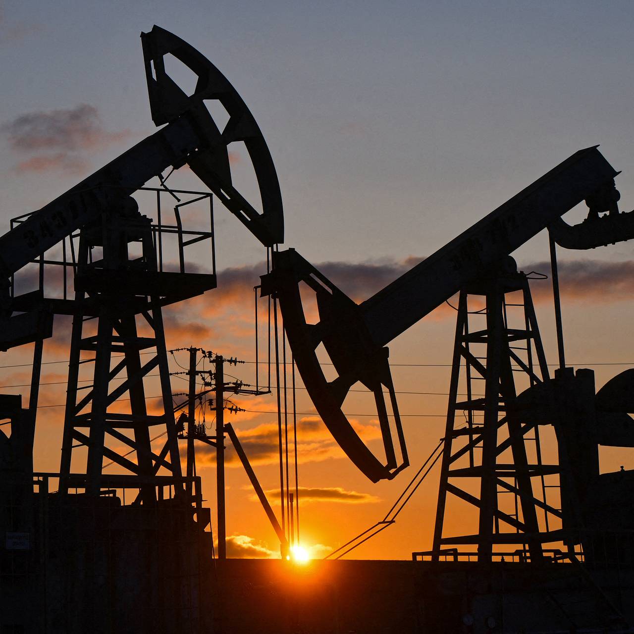 ОПЕК+ снова шокирует рынок нефти Альянс утвердил очередное увеличение добычи в августе — на 548 000 баррелей в сутки, хотя изначально планировалось обсуждать увеличение на 411 000 б/с Тем не менее, в заявлении итоговом сказано, что решение принято в связи с устойчивыми перспективами мировой экономики и рыночными показателями, отраженными в низких запасах нефти Уверенность вселяет и Саудовская Аравия, которая в следующем месяце повысит цены на свою основную марку нефти для покупателей в Азии больше, чем ожидали клиенты Aramco повысит цену на Arab Light, свой флагманский сорт, на $1 за баррель, что на $2,20 больше регионального бенчмарка для азиатских клиентов в августе. Согласно опросу трейдеров и нефтеперерабатывающих заводов, ожидалось, что Aramco повысит цену только на 65 центов за баррель Это как раз свидетельствует о том, что Эр-Рияд уверен, что рынок достаточно устойчив, чтобы выдержать дополнительные поставки Более того, Reuters сообщает, что альянс может одобрить дополнительное повышение на 550 000 б/с на сентябрь уже на встрече 3 августа Нефтяные котировки в итоге нейтрально отреагировали на решения ОПЕК+ Полезная информация — Конкурс на 2.000.000 рублей