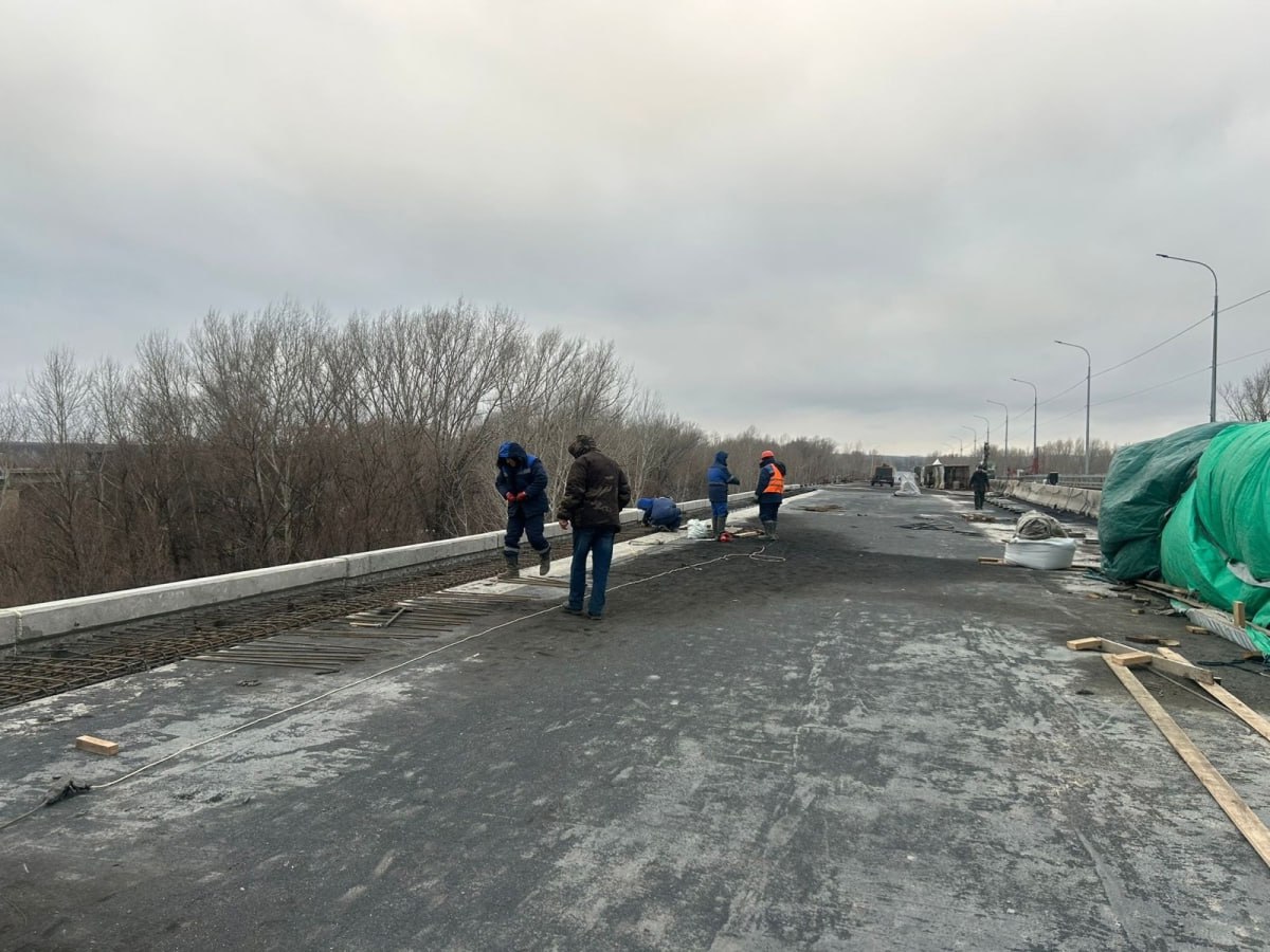 В Уфе на две недели введут ограничения на Шакшинском мосту  На Шакшинском мосту в Уфе с 18 по 31 января частично ограничат движение транспорта. Об этом сообщили в пресс-службе администрации города.  С 9:00 до 17:00 и с 20:00 до 6:00 будут перекрываться крайние правые полосы в обоих направлениях. Ограничения связаны с устройством инженерных коммуникаций.