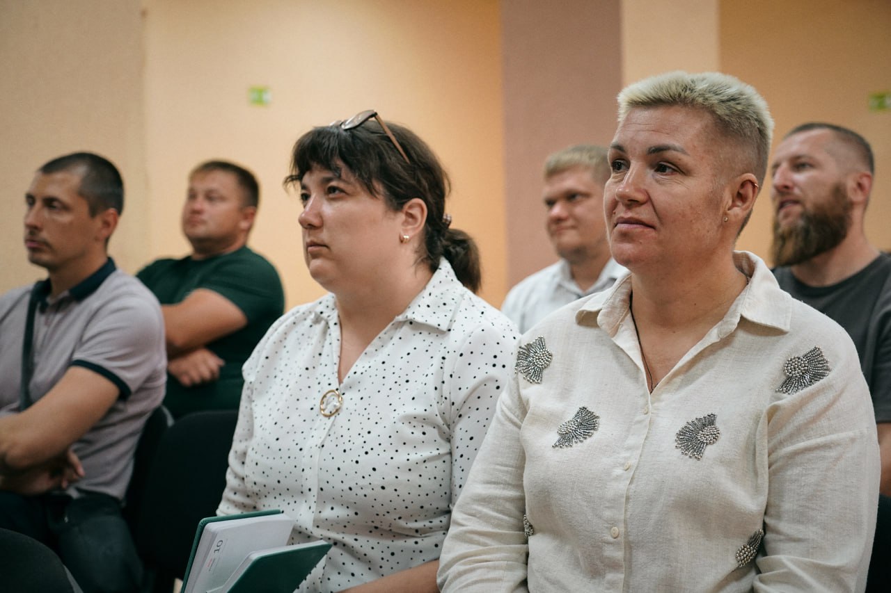 Беловодский муниципальный округ с рабочим визитом посетил министр молодежной политики Михаил Голубович. Обсудили участие молодежи в региональных и федеральных программах. Подробно разобрали процесс подачи заявок на гранты, что может оказать значительную помощь в реализации идей и проектов молодежи округа. Участники мероприятия акцентировали внимание на значимости таких встреч для их личного и профессионального развития, выражая надежду на продолжение сотрудничества и обмена опытом. Такие встречи играют ключевую роль в формировании активной гражданской позиции среди молодежи и в раскрытии ее потенциала. Министр подчеркнул, что поддержка инициативной молодежи является приоритетной задачей, и такие встречи способствуют созданию условий, способствующих развитию молодежи муниципального округа.