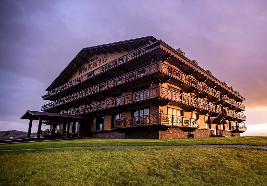 Туристический налог может стать инструментом развития инфраструктуры Курил  Введение туристического налога может стать дополнительным инструментом для развития инфраструктуры Курильских островов министр туризма Сахалинской области Артём Лазарев прокомментировал решение о вводе туристического налога с 2026 года принятое депутатами и органами местного самоуправления  Министр сделал акцент на Курильском и Южно Курильском районах где было принято решение о включении разных средств размещения в перечень налогоплательщиков туристического налога  Несмотря на то что регион не включён в федеральный эксперимент по легализации гостевых домов их владельцы также станут плательщиками Уверен что это правильное решение именно для районов Мы фиксируем растущий интерес к островам со стороны туристов из других регионов и значительная часть из них останавливается не только в классифицированных средствах размещения Благодаря инициативе районных властей эти гости гарантированно внесут вклад в бюджеты муниципалитетов Полученные средства можно будет направить на обустройство общественных пространств развитие туристических локаций и другие проекты для комфорта как жителей так и отдыхающих Мы в своих рекомендациях на всех уровнях обозначаем это направление прокомментировал Артём Лазарев  Министр также отметил что новая мера повысит прозрачность учёта действующих объектов размещения что важно для понимания реальной картины туристического потока В настоящее время в Курильском районе в реестр налогоплательщиков включено 24 объекта где могут остановиться туристы а в Южно Курильском 16  Инициативы принятые на муниципальном уровне окажут влияние на увеличение доли ВВП до 5 к 2030 году в рамках задач нацпроекта Туризм и гостеприимство Данный нацпроект инициирован Президентом РФ Владимиром Путиным и стартовал в 2019 году официальный сайт гостиничного комплекса Янкито turupnews adm yk   Присоединяйтесь к нам в МАХ