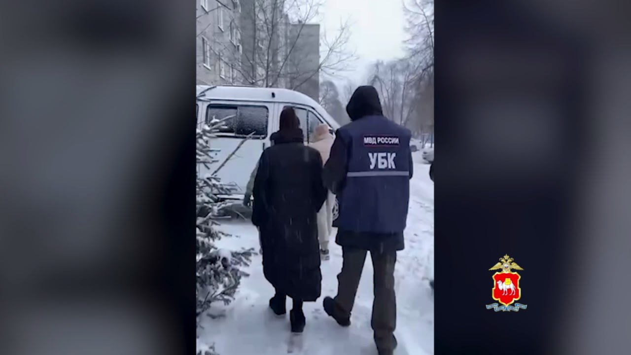 В Челябинской области задержан серийный кибермошенник На Южном Урале сотрудники УБК ГУ МВД региона пресекли деятельность 24 летнего южноуральца подозреваемого в серии дистанционных хищений денежных средств Аферист разработал сложную схему используя незаконно полученные персональные данные граждан По данным пресс службы ГУ МВД России по Челябинской области мошенник приобрёл в интернете сим карты различных операторов С их помощью он получал доступ к чужим аккаунтам на портале Госуслуги Используя полученную конфиденциальную информацию мошенник оформлял на пострадавших микрозаймы и переводил деньги на подконтрольные ему счета В настоящее время установлено порядка 50 эпизодов преступной деятельности Задокументирован факт хищения у 59 летней жительницы Магнитогорска на имя которой был незаконно оформлен кредит В действиях задержанного усматриваются признаки кражи и неправомерного доступа к компьютерной информации В настоящее время проводятся следственные действия направленные на сбор и закрепление доказательственной базы отметили в областном полицейском главке Полиция напоминает гражданам о необходимости при смене номера телефона незамедлительно отвязывать его от государственных сервисов и банковских приложений чтобы исключить доступ посторонних к личным данным eugenejut