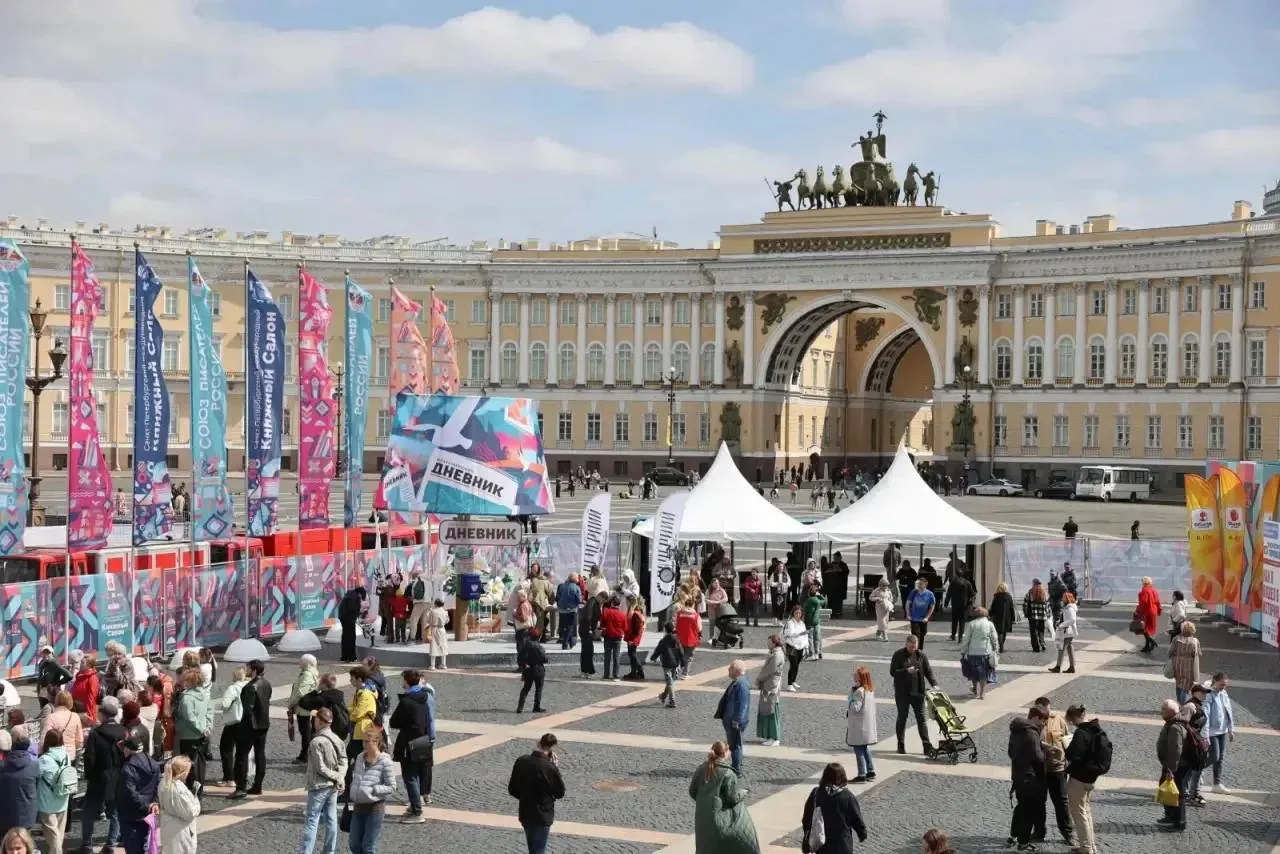 В программе Книжного салона этого года 280 мероприятий Сегодня на сайте проекта появилось расписание событий Они будут проходить сразу в нескольких лекториях а также на сцене и в павильонах Салона Главной темой этого года станет Год единства народов России В программе книжные премьеры разговоры о классике и современной прозе встречи с авторами мероприятия к юбилейным датам русских писателей и еще много всего интересного Отдельная программа подготовлена для детей и родителей каждый день с 11 00 до 20 00 в павильоне Д Полную программу читайте здесь и заранее планируйте книжный маршрут по Дворцовой площади Пиотровский Online в MAХ
