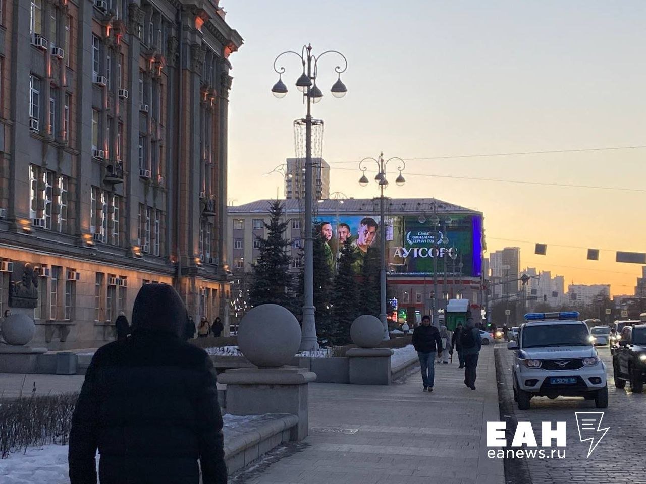 Во время встречи мэра Екатеринбурга Орлова с защитниками березовой рощи у здания городской администрации дежурил наряд полиции  на всякий случай .