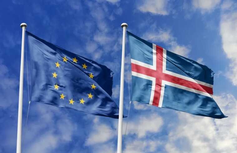 Исландия может провести референдум о вступлении в ЕС уже в августе 2026 года сообщает Politico со ссылкой на источники в правительстве Правящая коалиция ранее обещала вынести вопрос о возобновлении переговоров на всенародное голосование не позднее 2027 года но сроки могут быть ускорены на фоне меняющейся геополитической обстановки В ближайшие недели парламент Исландии как ожидается объявит дату референдума Дополнительным фактором стали торговые меры США в отношении Исландии и резонансные заявления президента Дональда Трампа о Гренландии которые по словам источников Politico усилили ощущение уязвимости у небольших государств В Еврокомиссии отмечают что дискуссия о расширении ЕС все больше смещается в плоскость безопасности jkinvest news jkinvest