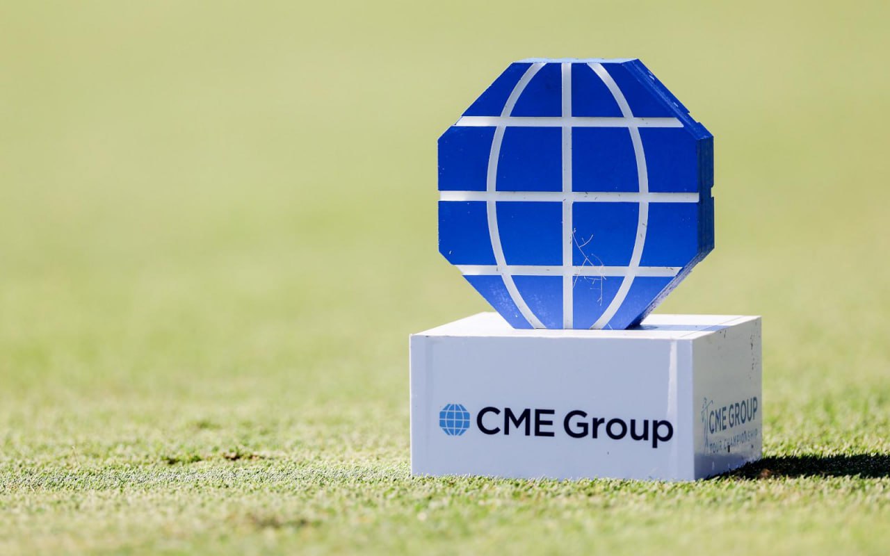 Биржевой оператор CME Group остановил торги из за сбоя Сбой в работе биржевого оператора CME Group из за технической проблемы в центрах обработки данных привел к приостановке торгов на его площадках в пятницу Деривативы CME являются бенчмарками для множества рынков от акций до сырьевых товаров Из за проблемы с охлаждением в центрах обработки данных CyrusOne наши торги в настоящее время приостановлены Служба поддержки работает над решением проблемы в ближайшее время и сообщит клиентам предварительную информацию как только она станет доступна сообщила компания  CME Group управляет четырьмя биржами на которой торгуются различные активы от акций и облигаций до валют и товаров Речь идет о CME CBOT NYMEX и COMEX CME Group также владеет долями в других биржах Подробнее Биржевой оператор CME Group остановил торги фьючерсами из за сбоя Подписаться на Сам ты инвестор