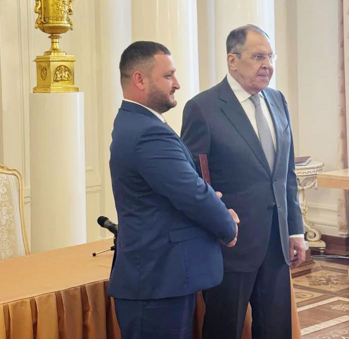 ‍  Туляк-участник СВО получил диплом МГИМО из рук Сергея Лаврова   В четверг, 17 июля, в Доме приемов МИД РФ прошла торжественная церемония вручения дипломов выпускникам МГИМО.   В их числе — ветеран СВО, участник проекта «Герой 71» Руслан Демчев. Он завершил обучение по направлению переподготовки «Управление городской инфраструктурой и развитием территорий».   Диплом Руслану вручал лично Сергей Лавров. Сейчас наш земляк продолжает работу в рамках регионального проекта.    «Я горд, что мне представилась возможность учиться в одном из лучших университетов страны. Лекции и практические занятия проводили представители различных ведомств и министерств. Я получил бесценный опыт», — подчеркнул Руслан.