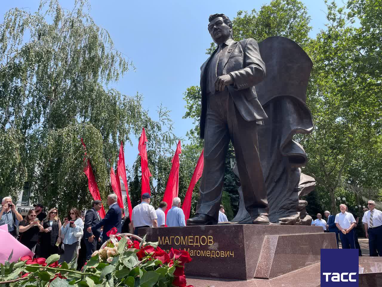 В Махачкале к 95-летию почетного председателя Госсовета Республики Дагестана Магомедали Магомедова состоялось открытие памятника в его честь. Монумент установлен на проспекте Расула Гамзатова, передает корреспондент ТАСС. Фото: Гянжеви Гаджибалаев/ТАСС