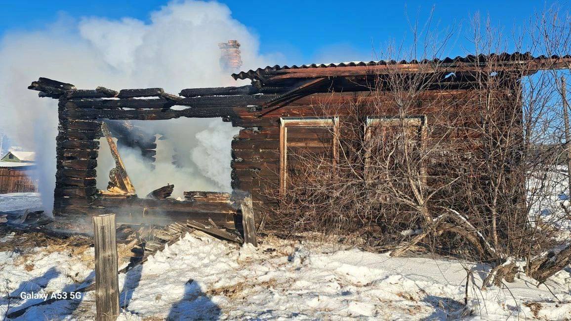 Пенсионер сгорел заживо в Заиграевском районе Пожар произошёл вчера днём на станции Кижа Огонь уничтожил двухквартирный дом на площади 70 квадратов В ходе разбора конструкций было обнаружено тело мужчины 1957 года рождения сообщили в республиканском агентстве ГО и ЧС Предварительно пенсионер жил один Вторая квартира пустовала Дом отапливался кирпичной печью Первыми пожар заметили соседи Они пытались попасть внутрь и помочь но дверь была заперта изнутри а пламя быстро пошло по деревянным конструкциям Об этом рассказали в Следственном комитете Вероятной причиной возгорания мог послужить перекал печи или иные нарушения правил пожарной безопасности при ее эксплуатации Следком начал проверку Назначены пожарно техническая и судебно медицинская экспертизы проводятся другие мероприятия для установления полной картины происшествия  Спасатели напоминают следите за печками ведь в мороз и снег нагрузка на отопление выше Не оставляйте печь без присмотра и не доводите до перекала Дайте проехать по возможности чистите подъезды к дому Пожарные машины большие и лишняя минута в пути может стоить имущества или жизни   Канал Ариг Ус в MAX