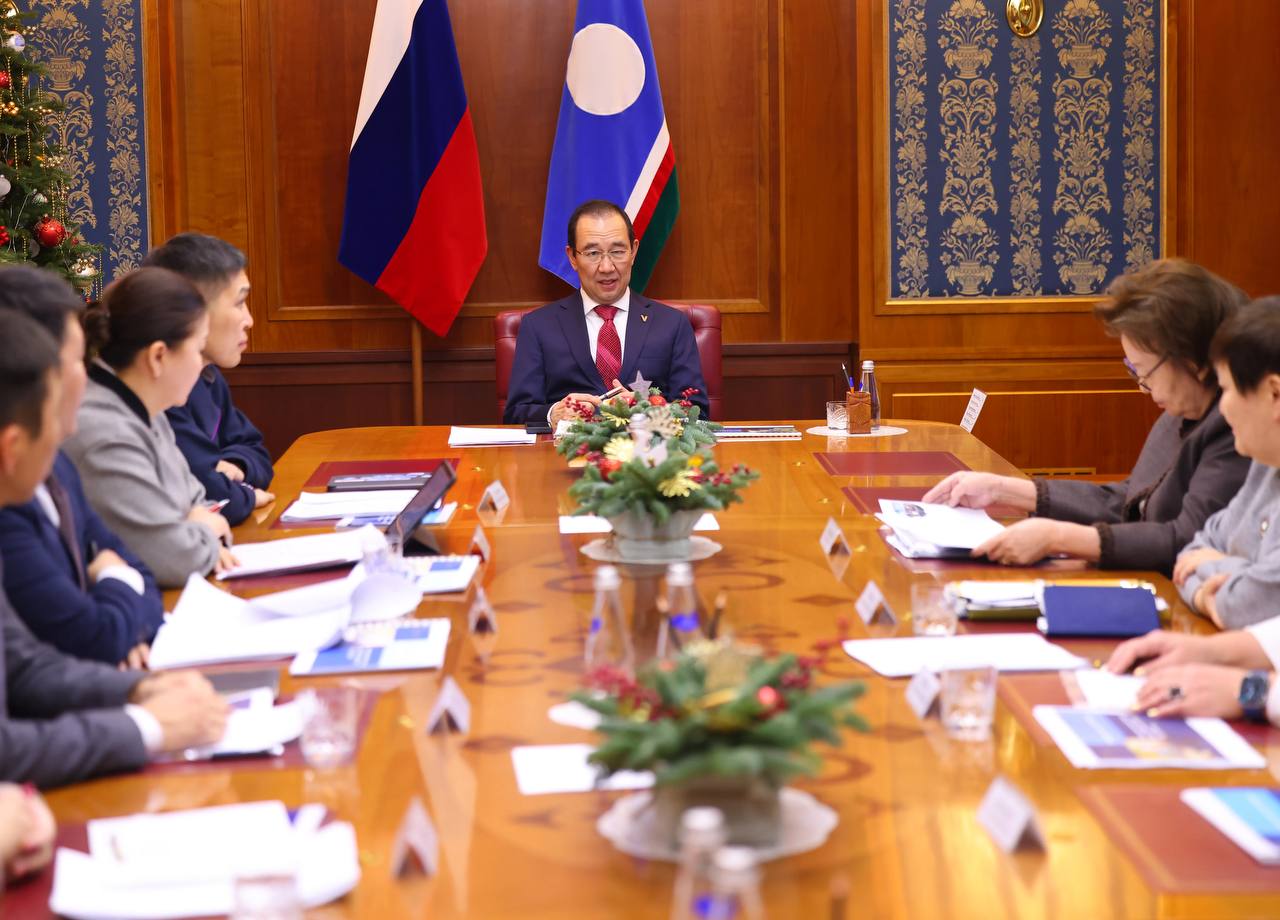 В Якутии укрепят роль сети президентских школ в системе образования Айсен Николаев провёл совещание посвящённое вопросам развития Сети школ Первого Президента Республики Саха Якутия Встреча была направлена на обсуждение текущих результатов работы президентских школ а также определение дальнейших шагов по их развитию в системе общего образования республики Айсен Николаев подчеркнул особую роль Сети школ в образовательной системе Якутии и её значение для формирования кадрового и интеллектуального потенциала региона Необходимы школы маяки которые своим высоким качеством образования будут служить примером для других школ районов и городов республики способствуя повышению общего уровня образования отметил Глава Якутии Участники заседания акцентировали внимание на создании эффективного образовательного пространства ориентированного на раскрытие одарённости каждого ребёнка и подготовку выпускников к современным вызовам Руководители образовательных организаций рассказали о реализации профильного технического и естественно научного обучения внедрении авторских программ развитии исследовательской и проектной деятельности а также о взаимодействии с ведущими вузами и научными центрами страны Особое внимание было уделено работе школ в сельской местности и созданию равных условий для получения качественного образования Айсен Николаев в ходе обсуждения отметил что президентские школы должны и дальше оставаться флагманами образовательных изменений Необходимо стремиться к тому чтобы качество образования в Сети школ Первого Президента республики соответствовало высоким стандартам и идеалам которые были заложены Михаилом Ефимовичем Николаевым подчеркнул он Глава республики также обратил внимание на необходимость дальнейшего совершенствования нормативной базы и укрепления статуса Сети школ На современном этапе развития образования в республике необходимо пересмотреть статус Сети школ Первого Президента Якутии Важно выделить их в качестве центров ориентированных на научный подход и повышение качества образования заявил Айсен Николаев Участники отметили что развитие Сети школ Первого Президента Республики Саха Якутия остаётся одним из приоритетных направлений государственной политики в сфере образования и будет способствовать повышению качества обучения формированию конкурентоспособных выпускников и устойчивому социально экономическому развитию республики Президентские школы были созданы в 1997 году по инициативе первого Президента Республики Саха Якутия Михаила Ефимовича Николаева как флагманы образования региона Сегодня в сеть входят лучшие образовательные учреждения республики среди которых Якутская городская национальная гимназия имени А Г и Н К Чиряевых Таттинский лицей имени А Е Мординова Майинский лицей имени И Г Тимофеева Нюрбинский технический лицей имени А Н Чусовского Намская и Бердигестяхская улусные гимназии Чурапчинская гимназия имени С К Макарова Мюрюнская юношеская гимназия имени В В Алексеева Октемский научно образовательный центр Верхневилюйский республиканский лицей интернат имени М А Алексеева и Амгинский лицей имени Л В Киренского В 2025 году сеть президентских школ пополнилась новым образовательным учреждением крупнейшей школой 40 имени Михаила Николаева в Якутске Соответствующий указ был подписан Айсеном Николаевым в день открытия школы и она стала двенадцатой в системе президентских школ республики единаяроссия сахасирэ ольгабалабкина мыработаем россия якутия арктика экология арктическаяякутия Подписывайтесь на канал   t me balabkinaov