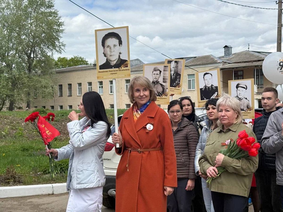 В Туле врачи приняли участие в патриотической акции в честь Дня Победы Патриотическая акция в честь Дня Победы прошла в Тульской больнице скорой медицинской помощи. Более 150 сотрудников почтили память своих близких, погибших в годы Великой Отечественной войны. Подробнее Тульские Известия