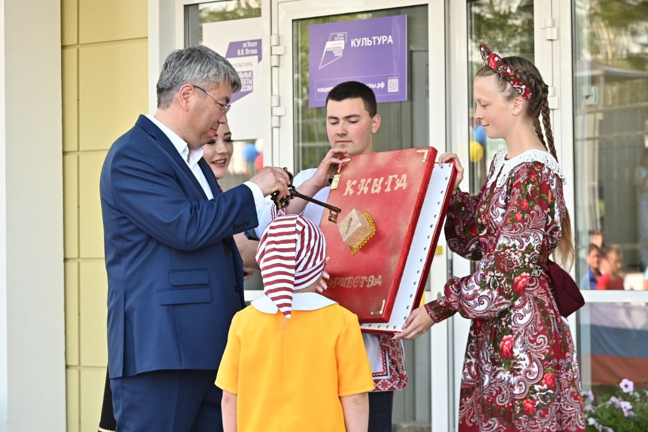 В городе Бабушкин построили Центр культурного развития В городе Бабушкин Кабанского района Бурятии торжественно открылся Центр культурного развития. На его строительство из федерального бюджета по нацпроекту «Культура» было выделено 232,7 миллионов рублей. На эти средства построили двухэтажное здание площадью 2096 кв. м. В рамках рабочей поездки в Кабанский район глава Бурятии Алексей Цыденов принял участие в торжественном открытии Центра культурного развития. #Бурятия Подробнее в "Номер один" Сообщить нам свою новость можно по кнопке: Письмо в редакцию