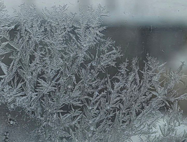 В Бурятии многодетная мать умерла пытаясь отогреть дом В селе Нижняя Иволга Иволгинского района из за отравления угарным газом погибла молодая мама троих детей Чтобы не замерзнуть и не дать котлу заледенеть женщина запустила генератор В те дни температура была ниже 40 градусов и произошло отключение света Трое детей сейчас находятся с отцом