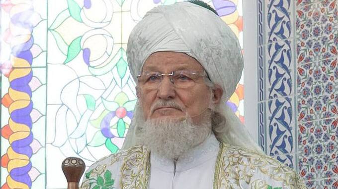 Верховный муфтий России Талгат Таджуддин выступил против публичного намаза Он отметил что хотя ислам позволяет молиться везде верующие не должны нарушать общественный порядок Он подчеркнул что во многих общественных местах уже есть специальные молельные комнаты для удобства верующих Подписаться Написать нам