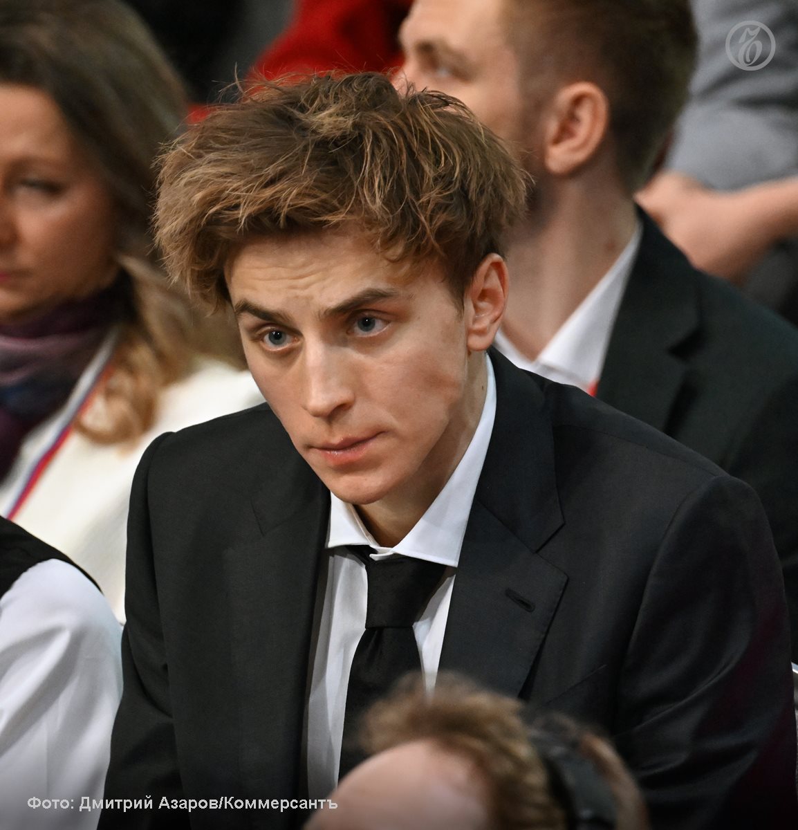 Суд на Урале отказал в компенсации правообладателю за футболки с блогером Владом А4 Городской суд Режа Свердловская область отклонил иск компании Четыреа Четыре Плюс о защите исключительных прав на изображение белорусского блогера Влада Бумаги A4 на футболках Компания требовала от индивидуального предпринимателя Елены Толмачевой 30 тыс руб компенсации и возмещения судебных издержек Иск был подан из за продажи в магазине Карамелька футболок с изображениями блогера А4 и Ламба которые правообладатель посчитал контрафактной продукцией Суд не обнаружил достаточных доказательств правопреемственности на спорные объекты интеллектуальной собственности Кроме того предоставленные изображения А4 и Ламба не зарегистрированы в России как товарные знаки Подписывайтесь на Ъ Урал