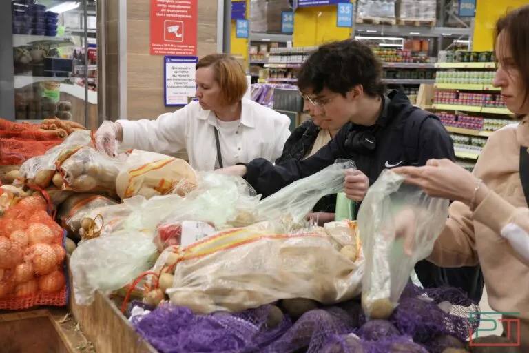 За год картофель в России подорожал почти в 3 раза, достигнув 85 рублей за кг — Росстат В 2024 году общий сбор картофеля составил 17,83 млн тонн, что на 11,9% меньше по сравнению с 2023 годом, когда было собрано 20,24 млн тонн. Снижение объёмов урожая связано с падением цен на картофель в предыдущие периоды, неблагоприятными погодными условиями, а также сокращением закупок импортных семян.