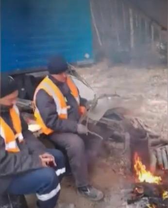 Нет солярки в технику нет денег вахтовики Мотыгинского района вновь испытывают трудности 15 вахтовиков снова терпят бедствие на строительстве автодороги рабочие рассказывают что вновь сталкиваются с отсутствием выплат со стороны работодателя На строительство дороги в Мотыгинском районе приехали вахтовики со всех регионов страны Заработок по обещаниям должен был быть неплохой 4000 рублей за смену Кто то из вахтовиков считал свои смены и представлял жалованье в районе 120 тысяч Однако по факту всё вышло по другому Задолженность по зарплате перед сотрудниками предприятия начала расти как снежный ком Дошло до такого что люди уже стали не в состоянии купить себе билеты домой В октябре вахтовики начали писать во все инстанции обратились в прокуратуру в редакцию Новостей 7 канала Красноярск После серии репортажей Агат начал выплаты К примеру у одного рабочего из общей задолженности в 160 000 осталась небольшая в 43 000 но выплаты прекратились Со стороны бухгалтерии только обещание и вранье что все отдадут Мол говорит прокуратура занимается я мол нажаловался ну и т д Кадровичка вообще внесла мой номер в черный список И не берет тел Он еще и поддельные данные предоставил в прокуратуру Мы никто и никогда не видели расчёток а липу предоставить можно везде Я сам съездил написал в прокуратуру рассказал строитель автодороги Денис Абалмасов Как эту ситуацию комментируют руководство предприятия и прокуратура рассказали здесь