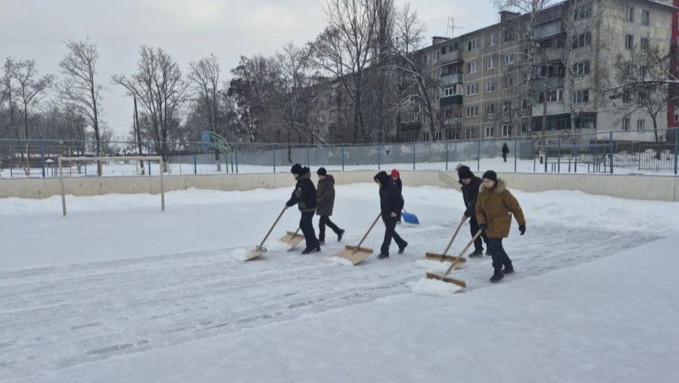 В Курске заработали пять школьных катков для всех желающих Благодаря устойчивой морозной погоде удалось сформировать качественное ледовое покрытие а после прошедших снегопадов площадки дополнительно очистили и обновили Катки работают на территориях следующих образовательных учреждений Курска школа 38 на улице Островского 10а школа 46 на улице Косухина 25 школа 48 на улице Серегина 12 школа 52 на проспекте Дружбы 14 школа 56 на улице Светлой 68 Посещение катков свободное и не требует предварительной записи При этом курянам необходимо учитывать что прокат коньков на школьных площадках не предусмотрен поэтому инвентарь нужно приносить с собой Курская Telega Прислать новость