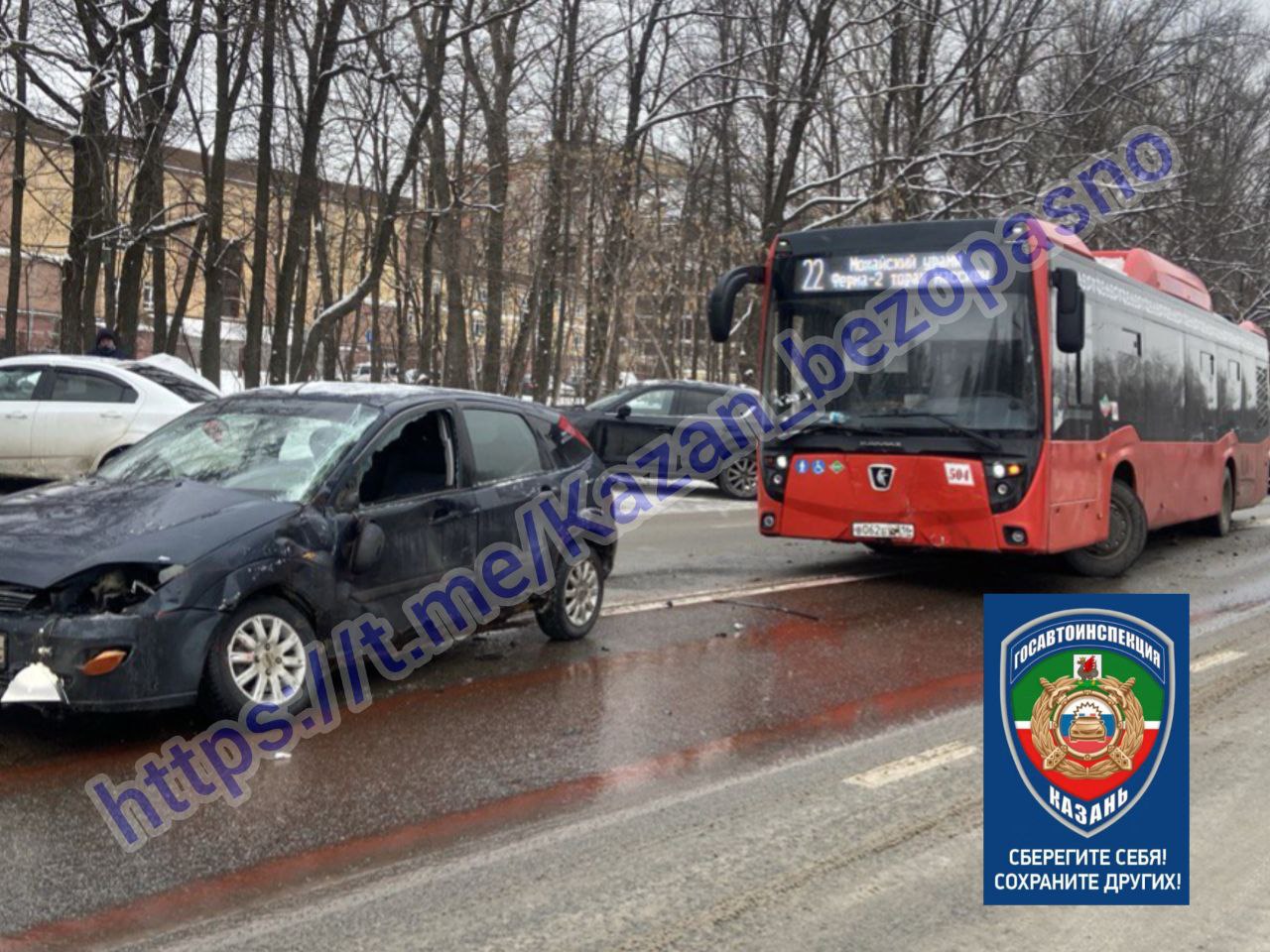 За прошедшие сутки на дорогах Казани зарегистрировано 3 ДТП, в которых ранено 4 человека, погибших нет.  1. столкновение - несоблюдение дистанции; 2. наезд на пешехода- на регулируемом пешеходном переходе, 3. столкновения - разворот в неустановленном месте.  Всего за сутки поступило 192 сообщения о дорожно-транспортных происшествиях, оформлено в центрах оформления ДТП 94, на месте происшествия сотрудниками Госавтоинспекции оформлено 23 ДТП с материальным ущербом.   Задержано 8  водителей в состоянии  опьянения, 6 водителей не имеющих права управления ТС.  В территориальные отделы полиции по подозрению в совершении преступлений  доставлено 3 гражданина.