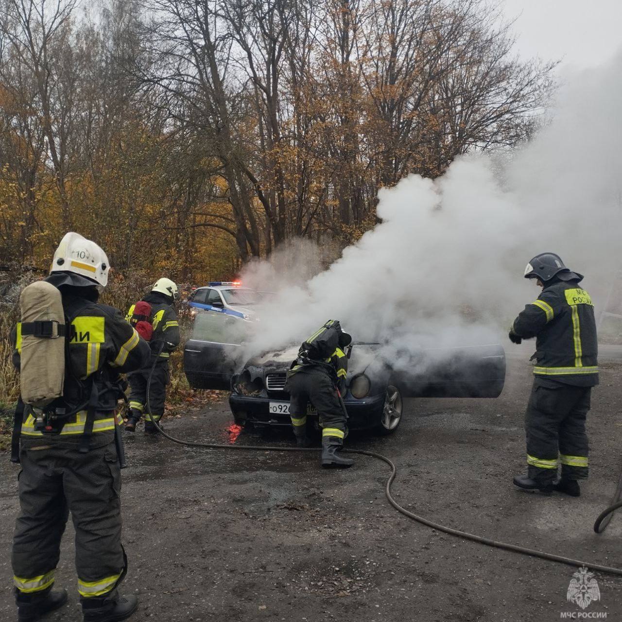 Сотрудники МЧС ликвидировали возгорание автомобиля Сегодня 9 ноября во время движения легкового автомобиля на Балтийском шоссе водитель почувствовал запах гари в салоне Припарковав автомобиль вышел с пассажиром на безопасное расстояние после чего иномарка загорелась Огнетушителя в машине не оказалось Прибывшие на место огнеборцы отключили аккумуляторную батарею и ликвидировали возгорание Пострадавших нет Предварительная причина пожара неисправность электрооборудования Источник ГУ МЧС России по Калининградской области