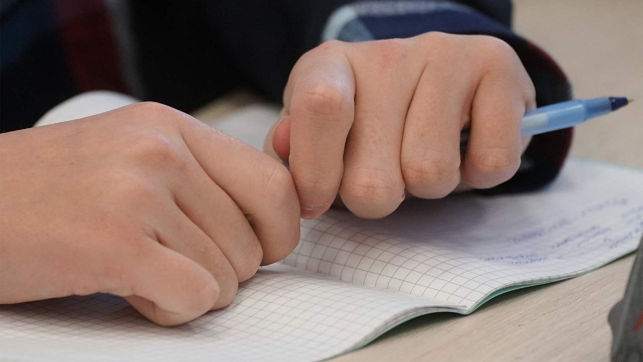 Учителя назвали низкую зарплату, бесполезный труд по заполнению ненужных отчетов и выросшие нагрузки основными причинами увольнения из школ. Также сменить место работы их вынуждают психологическая атмосфера в коллективе и постоянное изменение требований. Такие выводы следуют из имеющихся у «Известий» двух независимых исследований. Педагоги старшего возраста чаще увольняются из-за неуважения в обществе, тогда как молодые жалуются на отношение руководства и выгорание. Преподаватели признались, что нередко сталкиваются с психологическим давлением, репутационными рисками, а также с другими препятствиями уходу со стороны руководства.