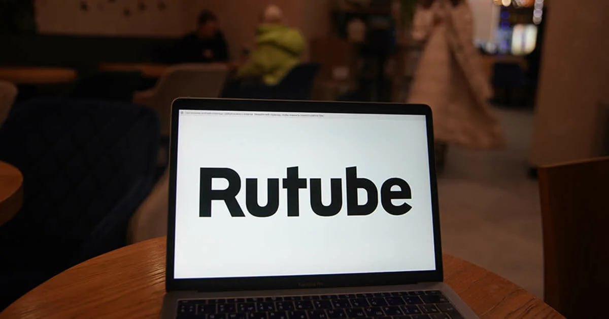 Первый видеоролик с разрешением 8К появился на Rutube  Размер файла превысил 100 гигабайт и стал самым крупным на платформе.  «Благодаря использованию современных решений для пользователя видео будет весить всего лишь 453 мегабайта без значительной потери качества», — сообщила пресс-служба «Газпром-Медиа Холдинга».  Видео поддерживает технологию High Dynamic Range  HDR  и частоту 50 кадров в секунду. В компании уточнили, что в ближайшее время на Rutube будет реализована поддержка видеокодека AV1 и HDR для всех пользователей.   Это позволит смотреть контент в более высоком качестве, включая 8К. Блогеры смогут загружать высококачественное видео на свои страницы, отметил технический директор Rutube Ростислав Чернаков.    Подпишись на «Говорит Москва»