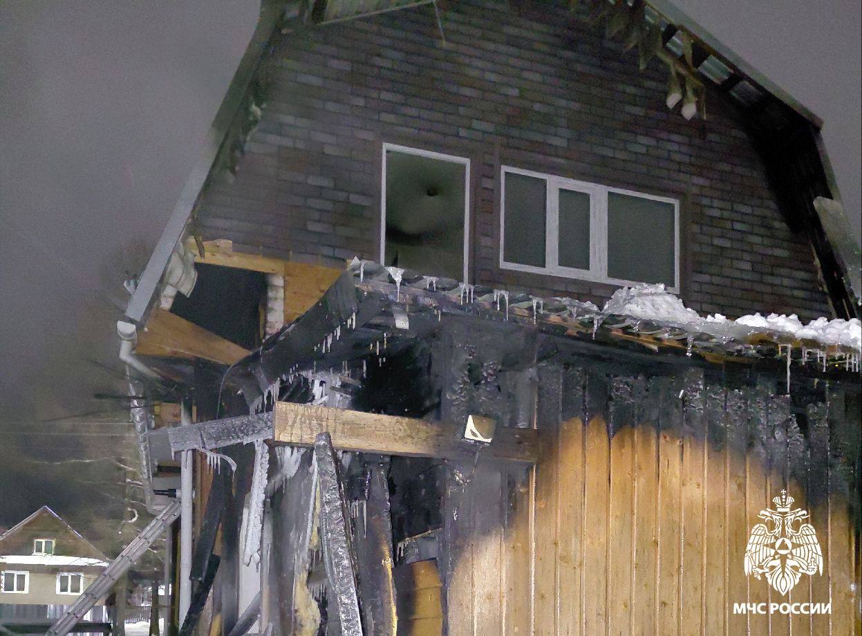 Извещатель на месте а батарейка села наглядный урок безопасности Ночью в Белозерске 41 летняя женщина проснулась от странного звука в батареях отопления В доме круглосуточно работал твердотопливный котёл установленный в деревянной пристройке Открыв дверь она увидела чёрный дым Выход на улицу был там же В доме были двое детей 5 и 12 лет Мама разбудила сыновей и вывела их через окно Так семья спаслась  На место прибыли 6 сотрудников МЧС России и 2 единицы техники Пожар ликвидировали на 30 квадратах Повреждена только внутренняя отделка пристройки Причина нарушения при устройстве дымохода В доме был автономный пожарный извещатель Его установили бесплатно по социальной программе Но батарейку в нём не меняли два года Прибор не сработал МЧС России напоминает  обязательно установите пожарный извещатель  меняйте батарейку раз в год  за его исправность отвечает собственник 5 минут работы с батарейкой в пожарном извещателе и вы защитите жизнь и имущество семьи  Не откладывайте МЧСМедиа ПожарнаяБезопасность АвтономныйИзвещатель Белозерск пожар