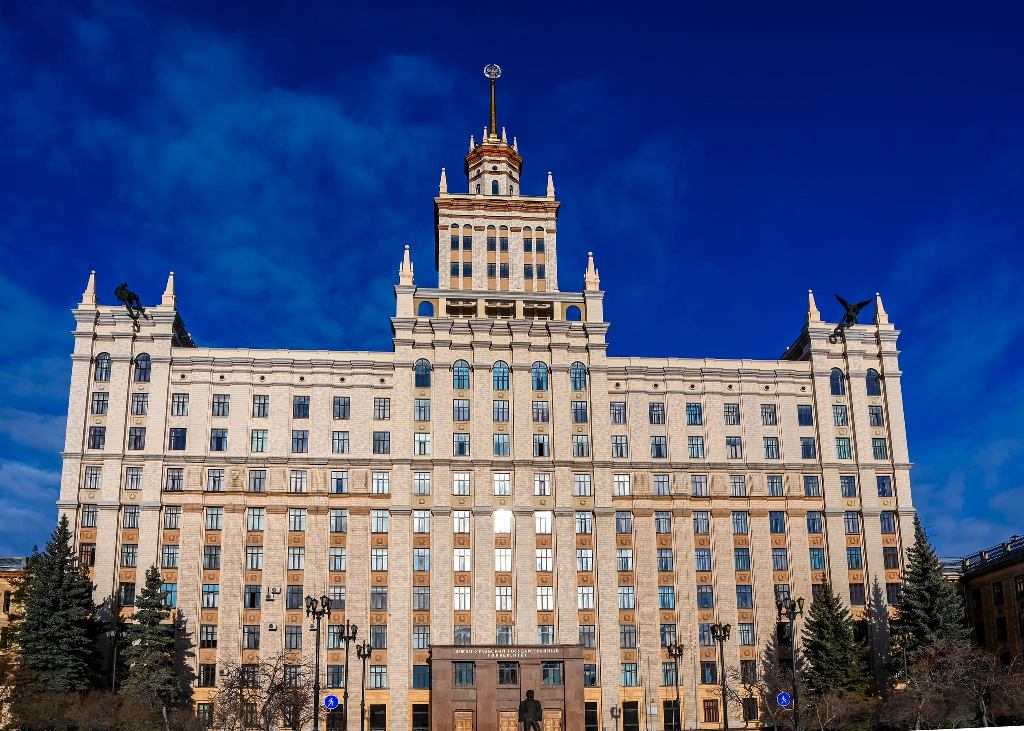 На Южном Урале продолжается разработка новых программ для межуниверситетского кампуса Команды учебных заведений, участвующих в проекте межуниверситетского кампуса в Челябинской области, активно работают над созданием продуктовых программ в различных областях, таких как интеллектуальное производство, материаловедение, физика материалов, экология и живые системы. Строительство межуниверситетского кампуса в Челябинске находится под пристальным вниманием губернатора Челябинской области Алексея Текслера. «Кампус, который мы создаем в Челябинске совместно с партнерами, является ключевым проектом для развития региона и образовательной сферы, представляя собой инвестиции в будущее. Продукты были сгруппированы в тематические блоки, и для каждого продукта найдены индустриальные партнеры, с которыми уже достигнута договоренность о сотрудничестве», – отметил глава региона. Министр образования Виталий Литке напомнил, что продолжается строительство шести гостиниц второго этапа проекта, начато возведение уникального учебно-научного комплекса и многофункционального конференц-зала. В уже построенных гостиницах живут студенты. Строительство кампуса ведется по национальному проекту «Молодежь и дети». Полностью проект будет завершен в 2027 году.