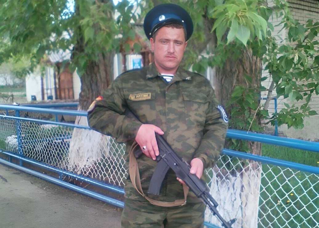Челябинца приговорили к 118 годам тюрьмы в Греции за перевозку нелегальных турецких мигрантов   37-летний Владимир Котельников приехал в Грецию на заработки и устроился на яхту моряком. Работодатели оказались мошенниками и отобрали у него все документы, а затем под угрозой расправы заставили заниматься незаконными перевозками. В июне 2024 года россиянина арестовали у острова Родос. У мужчины остался в Челябинске маленький ребенок и жена, которая обратилась за помощью в Фонд защиты соотечественников за рубежом.    Регнум