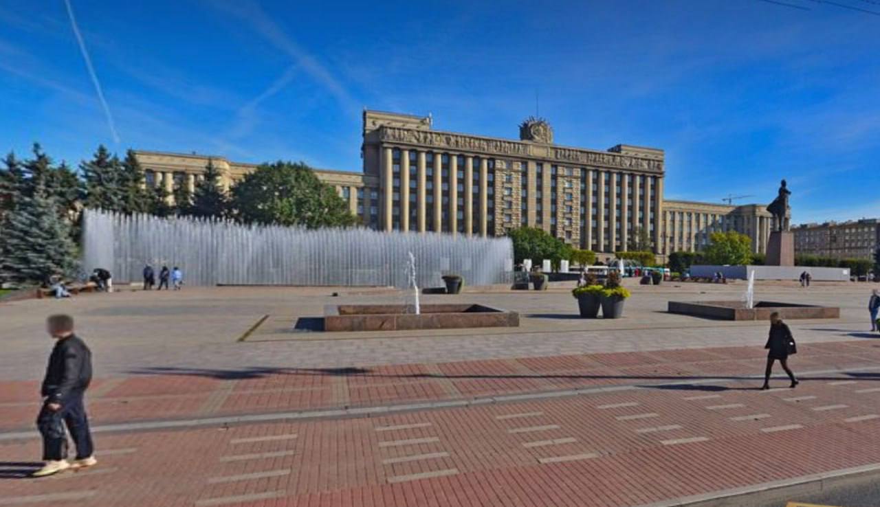 На Московской площади четырёхлетний ребёнок получил тяжёлые травмы, поскользнувшись у фонтана. По информации, мальчик гулял с мамой и в какой-то момент взобрался на бортик, но соскользнул и ударился головой. Врачи диагностировали открытую черепно-мозговую травму, ушиб мозга и перелом затылочной кости. Сейчас он находится под наблюдением специалистов в больнице имени Раухфуса. Подписаться Новости СПБ