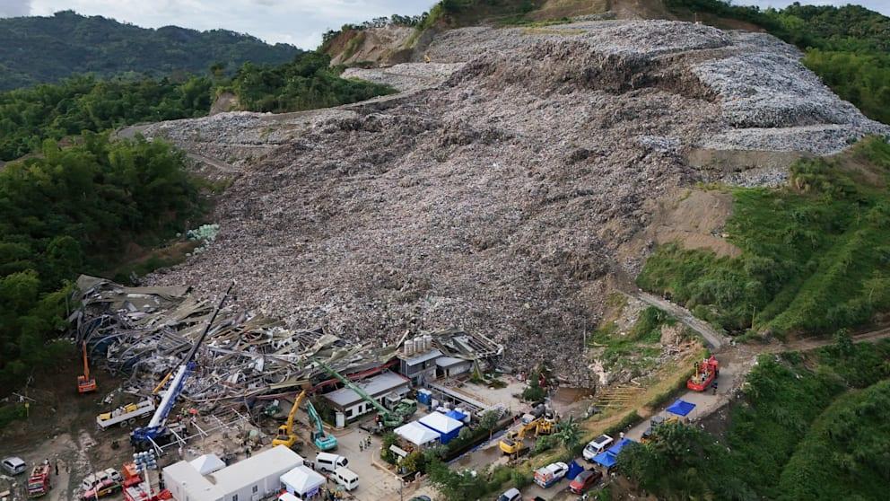 Мусорный оползень на Филиппинах унес жизни как минимум восьми человек На Филиппинах продолжаются поиски людей после схода огромной мусорной лавины на территории полигона в городе Себу По последним данным погибли не менее восьми человек еще как минимум 28 числятся пропавшими без вести Спасатели работают уже вторые сутки но надежда найти выживших сокращается с каждым часом Мэр Себу Нестор Арчивал заявил что операции пока не прекращаются Большинство пострадавших сотрудники полигона рядом с которым также находились самодельные жилые постройки По меньшей мере одному человеку удалось выжить 31 летний офисный работник Джейлорд Антигуа оказался в административном здании когда масса отходов сошла вниз и накрыла территорию Он сумел выбраться самостоятельно Я увидел свет и быстро пополз к нему потому что боялся что последуют новые обвалы Это было травматично Я думал что это конец поэтому сейчас считаю что у меня вторая жизнь рассказал Антигуа в разговоре с Associated Press Причины катастрофы официально пока не названы По предварительным оценкам сход мусорной лавины мог быть спровоцирован продолжительными ливнями из за дождей почва на полигоне размокла и многометровый слой отходов потерял устойчивость BILD Russian