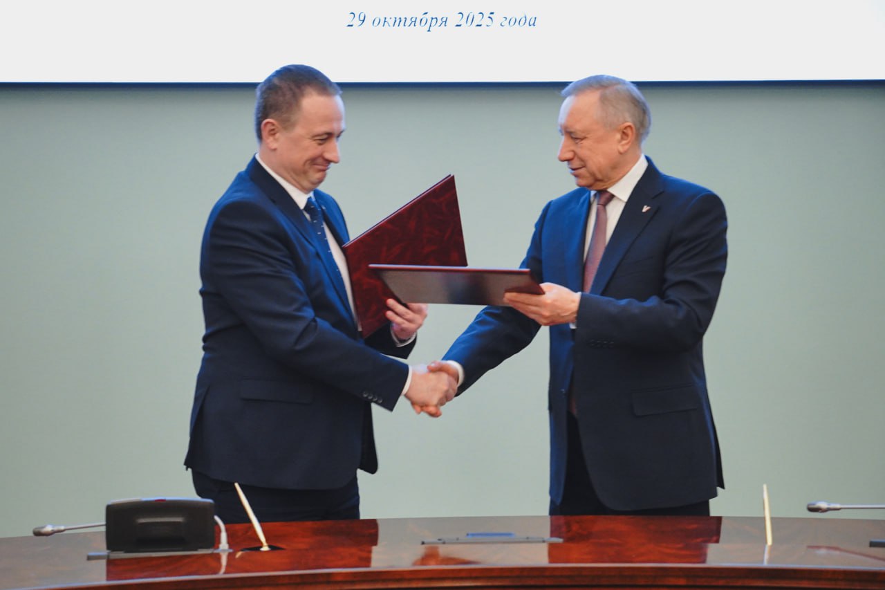 Власти Петербурга и Белоруссии подписали девять соглашений о сотрудничестве Губернатор Санкт Петербурга Александр Беглов и премьер министр Белоруссии Александр Турчин в рамках XV заседания Совета делового сотрудничества прошедшего в Петербурге подписали девять соглашений о сотрудничестве Документы направлены на развитие взаимодействия в сфере промышленности машиностроения поставок пассажирской коммунальной и уборочной техники торговли науки образования культуры и туризма сообщили в пресс службе городского правительства  В частности одним из подписанных документов стал план график строительства Центра белорусской техники на Внуковской улице Беглов и Турчин дали старт его строительству  Также в ходе заседания было подписано соглашение о расширении сотрудничества в сфере производства лифтового оборудования в том числе на площадях ООО МЛМ Невский Лифт Оно позволит увеличить долю российской локализации в продукции которая выпускается совместно ОАО Могилевлифтмаш и ООО МЛМ Невский Лифт  Кроме того подписан документ о намерениях по поставкам около 100 универсальных уборочных машин компании Амкодор для работы в узких петербургских дворах Техника уже прошла испытания в августе 2025 г   Помимо этого белорусские и петербургские власти подписали новую дорожную карту которая предусматривает конкурсный отбор и финансирование совместных образовательных и научных проектов на 2026 2028 гг В рамках ее реализации будет обеспечено финансирование общих проектов белорусских и петербургских ученых Правительство Санкт Петербурга Подпишитесь на Ведомости Северо Запад