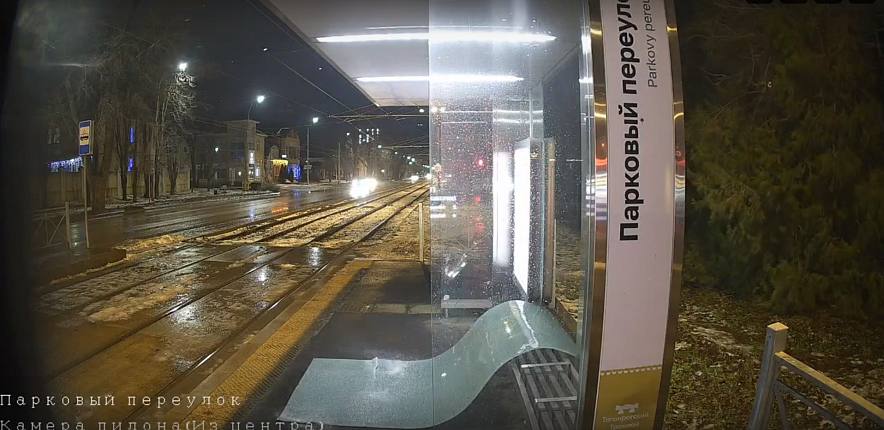 Полиция Таганрога проверяет факт вандализма на трамвайных остановках В Таганроге полиция проводит проверку по факту повреждения двух трамвайных остановок Инцидент произошедший 26 января на улице Дзержинского получил огласку после публикации записей с камер видеонаблюдения в социальных сетях По данным группы Таганрогский трамвай неизвестные разбили стекла остановочных павильонов Парковый и ул Слесарная В публикациях утверждалось что к акту вандализма могли быть причастны двое несовершеннолетних использовавших пневматическое оружие Правоохранительные органы изучив обстоятельства на месте предварительно не подтвердили версию о применении пневматического пистолета В настоящее время устанавливаются все детали произошедшего и лица причастные к порче городского имущества Подпишись на 1Rnd в МАХ Написать в редакцию