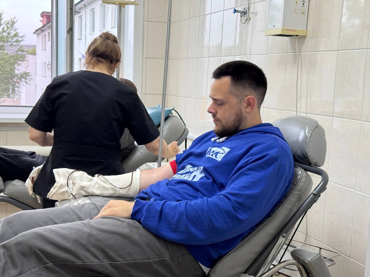 Углегорские молодогвардейцы снова проявили свою гражданскую позицию, приняв участие в донорской акции Активисты местного отделения «Молодой Гвардии» сдали кровь, которая так необходима пациентам Углегорской центральной больницы. Эта кровь может спасти жизни людей, получивших серьезные травмы или нуждающихся в переливании. Перед процедурой все доноры прошли тщательное медицинское обследование. «Я сдаю кровь не в первый раз, но каждый раз испытываю гордость, что могу помочь. Это совсем не страшно, зато очень важно», — отметил руководитель местного отделения Кирилл Кулиев. Молодогвардейцы регулярно организуют подобные акции, внося свой вклад в развитие донорства и поддержку системы здравоохранения. Если вы тоже хотите стать донором, обратитесь в Углегорскую ЦБ. Стать донором может любой здоровый человек старше 18 лет, не имеющий противопоказаний.