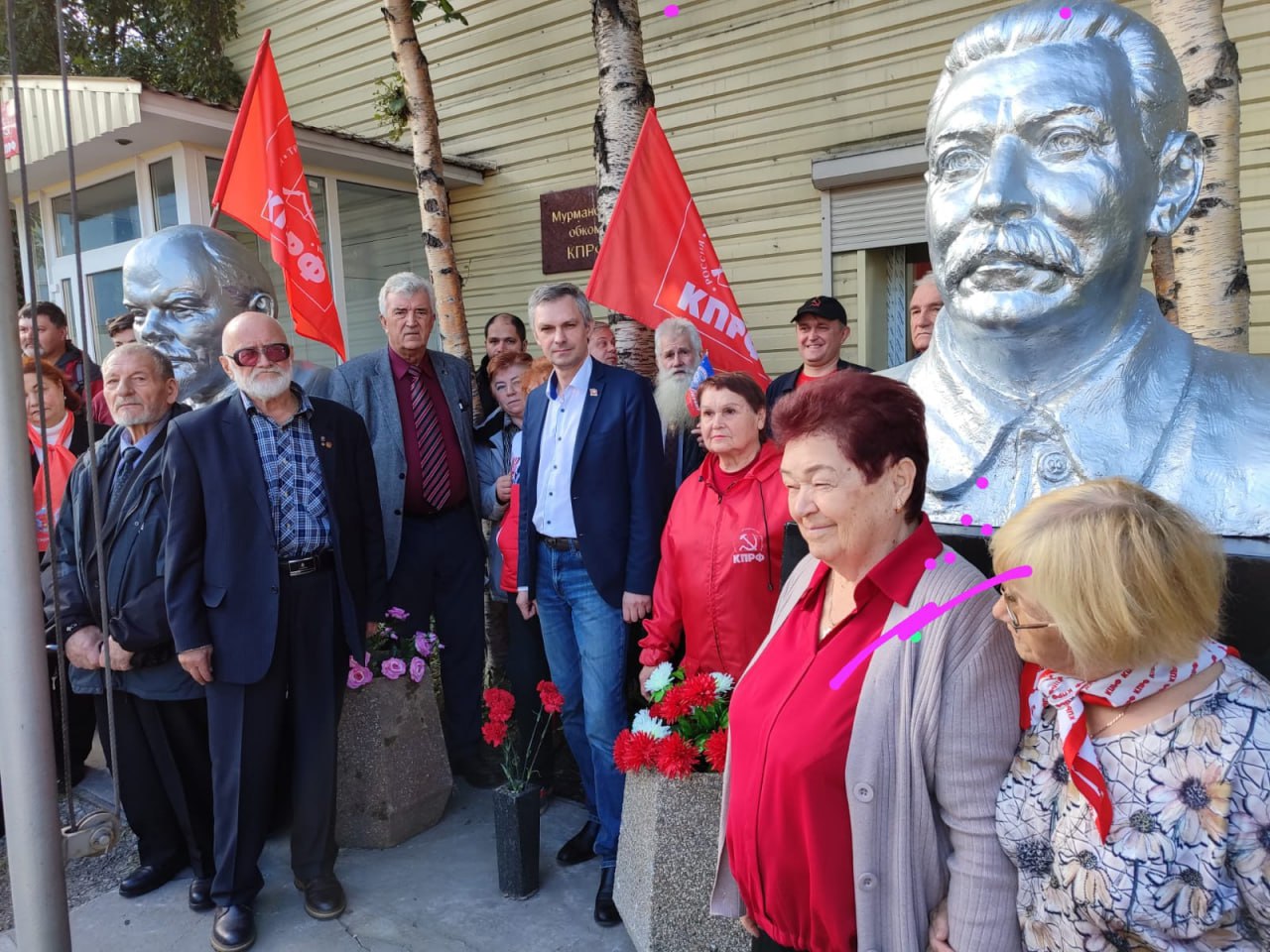 Бюст Сталина установлен в Мурманске У здания Мурманского областного комитета КПРФ состоялось торжественное открытие бюста Иосифа Виссарионовича Сталина Монумент установлен на средства коммунистов и неравнодушных граждан Много лет Мурманское областное отделение КПРФ и фракция Компартии в Мурманской областной думе добивались установки памятника И В Сталину в Мурманске но власть раз за разом рассмотрение этого вопроса торпедировала И всё же коммунисты добились своего и во главе с первым секретарём Мурманского обкома Ю В Ваталиным открыли бюст советскому лидеру Коммунисты Мурманской области выражают искреннюю признательность за активное участие в работе секретарям Мурманского обкома КПРФ Н Б Щулепову Г В Степахно председателю Совета Мурманской областной общественной организации Союз советских офицеров И С Болозовичу первому секретарю Кандалакшского горкома КПРФ А Д Хмеленцову секретарю Мурманского горкома КПРФ М В Антропову руководителю Ассоциации камнеобработчиков Мурманской области и помощнику депутата Мурманской областной думы М А Ейбогу кандалакшанину Д А Марковскому а также всем тем кто пожертвовал собственные средства на создание памятника А В КЛЕМЕНТЬЕВ руководитель фракции КПРФ в Мурманской областной думе корр Правды