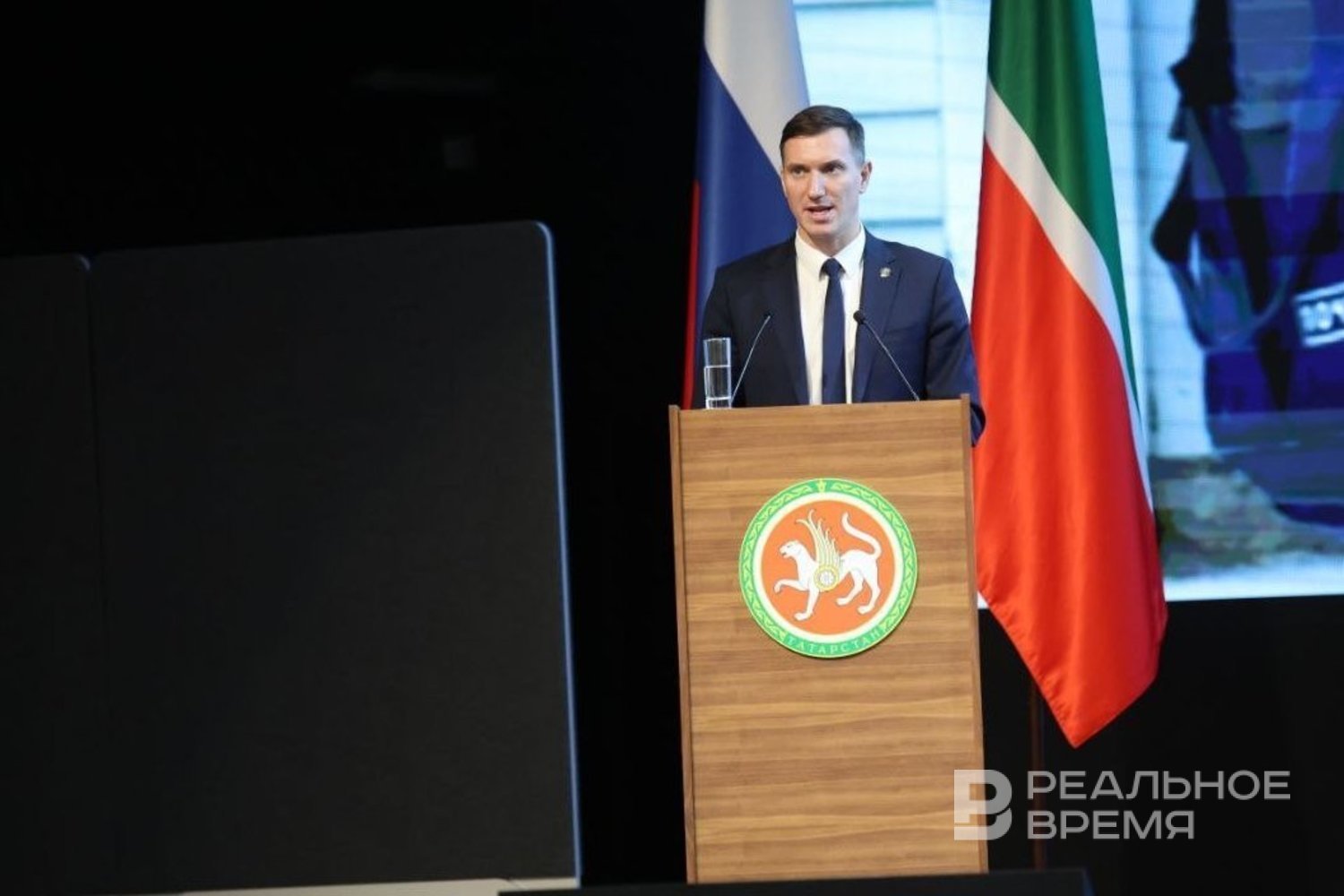 В Татарстане разработали программу развития технологий ИИ на 5 лет Это было сделано по поручению раиса республики сообщил глава Минцифры РТ Илья Начвин Без вычислительных мощностей развитие ИИ невозможно Мы пытаемся строить будущее без фундамента в России на ИИ инфраструктуру приходится менее 8 млрд тогда как США вкладывают 459 млрд а Китай 136 млрд Наша программа призвана ликвидировать этот разрыв отметил министр цифрового развития РТ Илья Начвин rv shorts