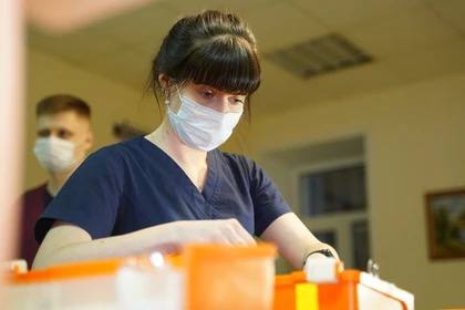 В праздничные дни июня на Херсонщине будут работать «скорая помощь» и стационары В праздничные нерабочие дни – 6, 9, 12 и 13 июня – в регионе будут функционировать круглосуточные стационары, бригады «скорой помощи» и дежурные бригады в амбулаториях. Поэтому и во время выходных дней жители региона будут получать медпомощь. «В целях обеспечения доступности медицинской помощи населению 6, 9, 12 и 13 июня в Херсонской области будет организована работа дежурных врачебных бригад на амбулаторном уровне, оказание неотложной медицинской помощи и круглосуточное оказание стационарной медицинской помощи в больницах региона», - сообщает министерство здравоохранения Херсонской области. В прочие дни медицинская помощь в области будет оказываться по обычному графику. Если у граждан есть какие-то вопросы относительно работы в выходные дни, то можно позвонить по «горячей линии» +7 990 124-87-34.