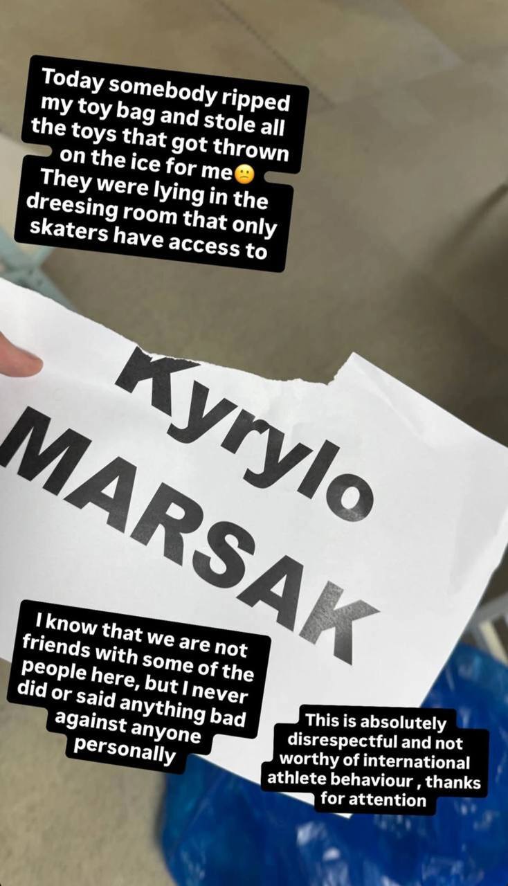 Украинский фигурист Кирилл Марсак заявил что у него украли игрушки на олимпийском отборе Сегодня кто то порвал мой пакет с игрушками Украли все игрушки которые мне выбросили на лед Они лежали в раздевалке доступ к которой есть только у фигуристов Я знаю что мы не друзья с некоторыми людьми присутствующими здесь Но я никогда не говорил ничего плохого о ком то лично Это совершенно неуважительно Такое поведение недопустимо для спортсменов выступающих на международной арене Спасибо за внимание Лучший канал о фигурном катании