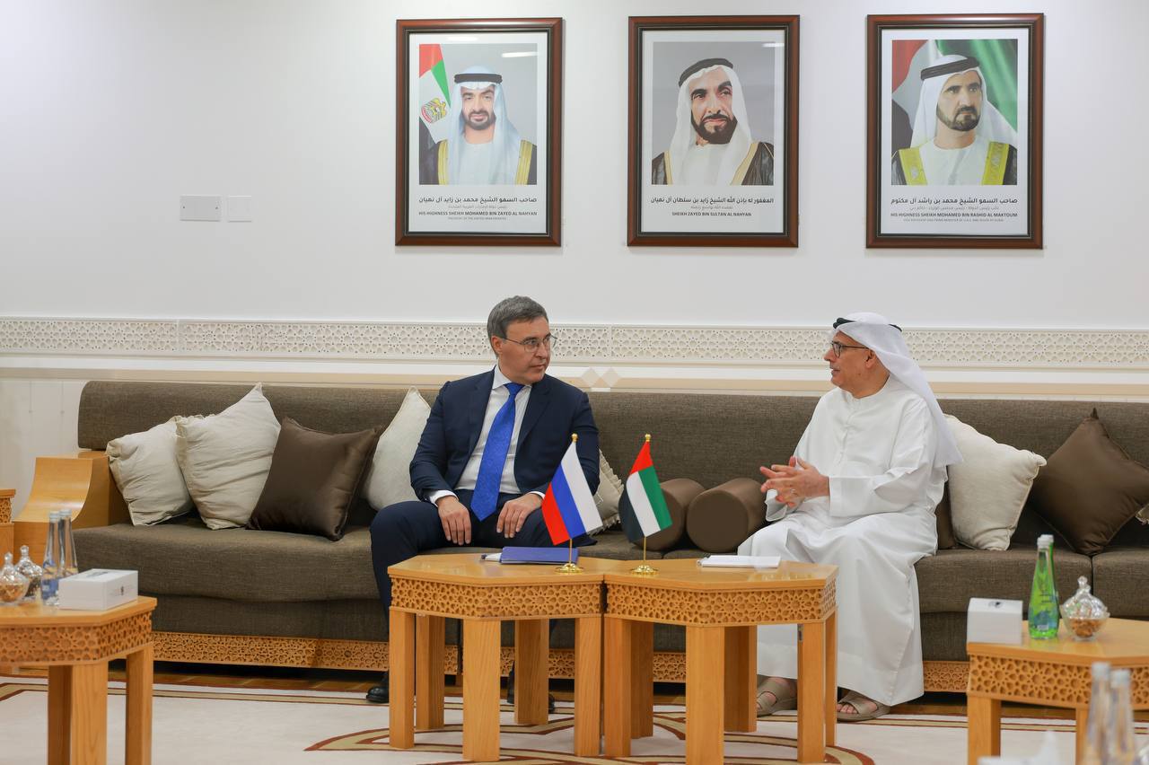 Валерий Фальков посетил с рабочим визитом Объединенные Арабские Эмираты В Абу Даби глава Минобрнауки России встретился с и о министра высшего образования и научных исследований ОАЭ Абдуррахманом Аль Аваром Приветствуя коллегу Валерий Фальков отметил что Объединенные Арабские Эмираты являются стратегическим партнером России во многих направлениях гуманитарного и высокотехнологичного сотрудничества Последние несколько лет отметились плодотворными результатами нашего партнерства Активизируется межвузовское взаимодействие реализуются совместные научные и образовательные проекты увеличиваются объемы академических обменов Безусловно все это свидетельствует о том что проводимая работа соответствует общему видению и вектору заданному лидерами наших стран подчеркнул Валерий Фальков Абдуррахман Аль Авар также обратил внимание на прочные отношения двух стран Совместная работа продвигается очень активно Мы заинтересованы в нашем сотрудничестве в области науки исследований а также в области преподавания и образования отметил он На сегодняшний день между вузами России и ОАЭ действует свыше 100 соглашений в том числе в области академических обменов и реализации совместных научно образовательных проектов Благодаря налаживанию новых межуниверситетских контактов отмечается рост количества эмиратских студентов обучающихся в российских университетах Среди показательных примеров совместной работы открытый в 2024 году филиал РЭУ имени Г В Плеханова в эмирате Дубай На его базе ведется подготовка по 6 образовательным программам действуют 3 научно исследовательских центра Также с 2022 года между Московским авиационным институтом и Университетом Халифа реализуются программы двойных дипломов на английском языке по направлениям Авиационная техника и Проектирование конструкций из полимерных композиционных материалов Важной темой повестки стало развитие фиджитал движения в вузах В декабре в ОАЭ состоится второй международный мультиспортивный турнир Игры будущего Первые игры прошли в 2024 году в Казани Мероприятие продемонстрировало общемировой тренд цифровой трансформации спорта и сформировало международное молодежное фиджитал движение В этой связи глава Минобрнауки предложил эмиратскому коллеге создать студенческую фиджитал лигу чтобы предоставить талантливой молодежи возможность продемонстрировать свое мастерство на международной арене Абдуррахман Аль Авар поддержал предложение отметив готовность оказать всю необходимую помощь Подписаться на Правительство России в MAX