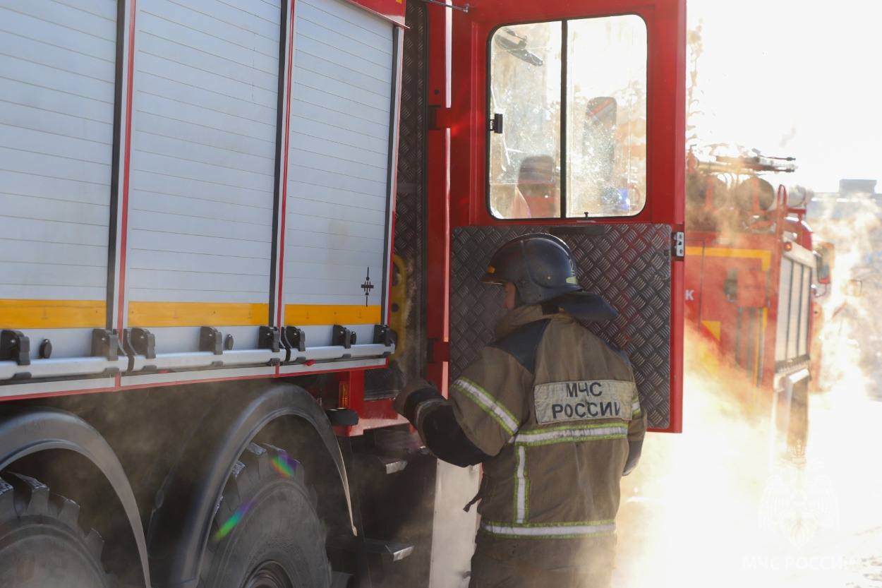 ℹ  При пожаре в Вилюйском районе погибли 56 голов скота В ночь на 17 февраля при пожаре в коровнике в Вилюйском районе погибли 56 голов крупного рогатого скота Строение повреждено огнем по всей площади сообщили в МЧС по Якутии Сообщение о пожаре в коровнике в селе Кюбяинде поступило в 02 01 по местному времени К месту вызова прибыли силы добровольной пожарной команды В результате пожара погибли 56 голов КРС строение повреждено огнем по всей площади 429 кв м На тушение привлекались 10 человек и две единицы техники ДПК 15 человек местного населения говорится в сообщении МЧС по Якутии Причина пожара виновные и размер ущерба устанавливаются Все новости Яестьновость Обсудить Читайте нас в MAX