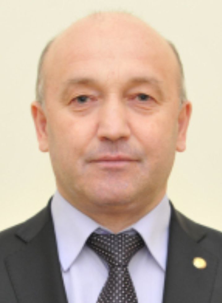 В Татарстане задержали начальника отдела ЖКХ и транспорта Кабмина республики Фаиля Салихова подозревают в посредничестве при передаче взятки Предварительно вместе с ним задержан еще один посредник сообщает источник Вечерней Казани   Подписаться в MAX на случай блокировки Telegram