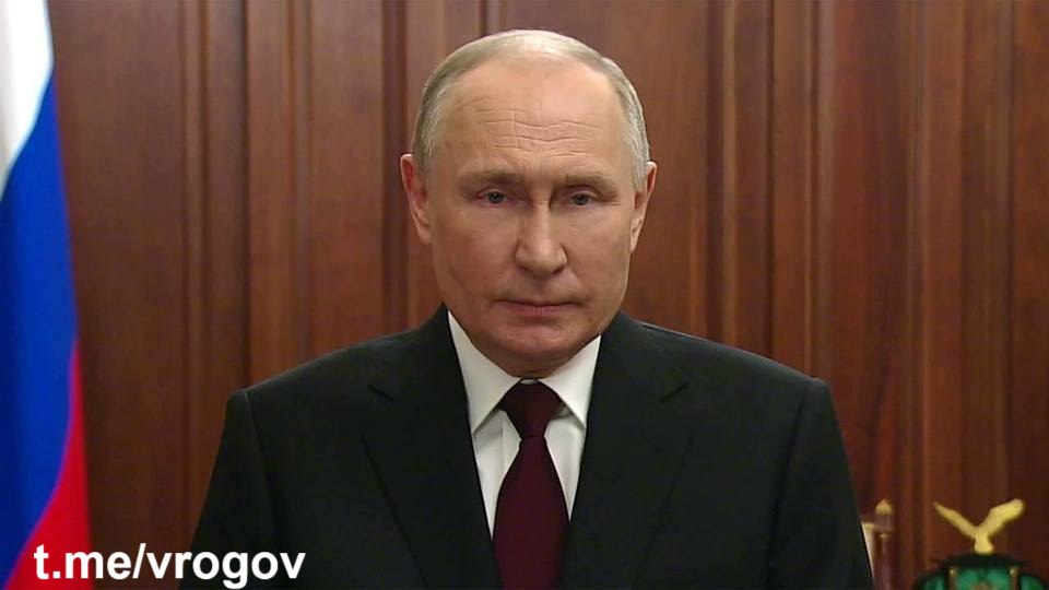 О грядущем заявлении Владимира Путина Журналисты кремлёвского пула анонсировали выступление президента России Владимира Путина, которое, по их словам: "взорвёт американский вечерний прайм-тайм". Заявление ожидается после завершения официальных встреч в Кремле, где Путин планирует ответить на вопросы о возможных вариантах перемирия, ситуации на постукраинском пространстве и требованиях «коалиции желающих». "Интернет всегда хочет чего-то взорвать. Мы ничего не собираемся взрывать", — Песков о грядущей пресс-конференции Путина. Пресс-конференция президента ожидается по итогам событий последних четырёх дней, прежде всего — визита иностранных делегаций в Москву на празднование дня Победы. Также будут озвучены и другие важные вопросы. Владимир Рогов Рогов. Глас Народа