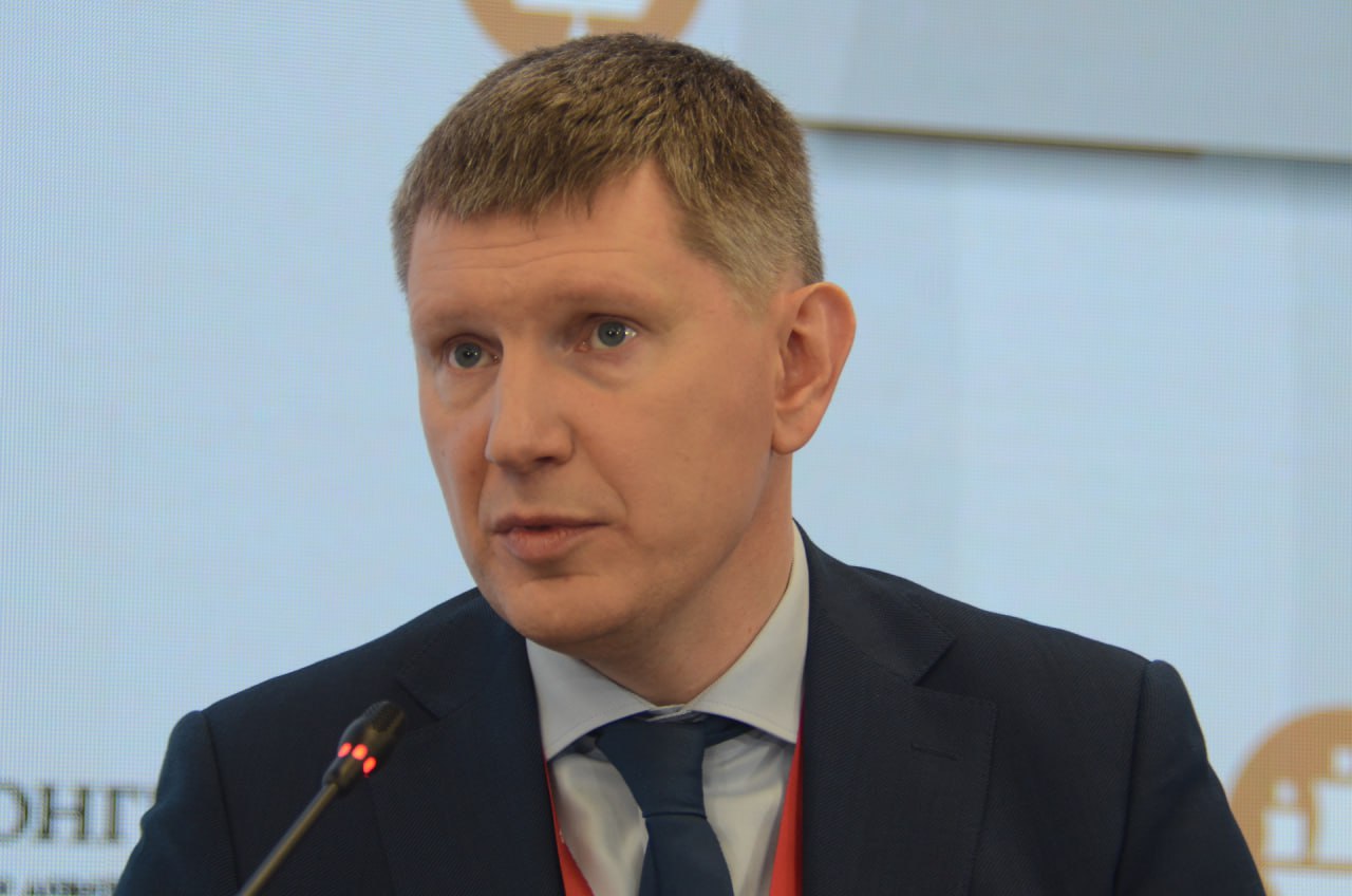 Самолеты Байкал начнут возить туристов в Красноярском крае Первые воздушные суда поступят в регион уже в конце 2026 года всего же будет поставлено 10 бортов Правда первоначальная задача самолетов будет не перевозка пассажиров а лесоавиационные работы Шушенское мощная точка притяжения но здесь не только оно здесь Ергаки Саяно Шушенская ГЭС Для растущего турпотока который уже превышает показатели советского времени критически важна современная авиация Новый самолет Байкал который здесь будут обкатывать это возможность для экономически доступных полетов в том числе экскурсионных подчеркнул в рамках рабочей поездки в Красноярский край министр экономического развития России Максим Решетников Сибирские ссылки